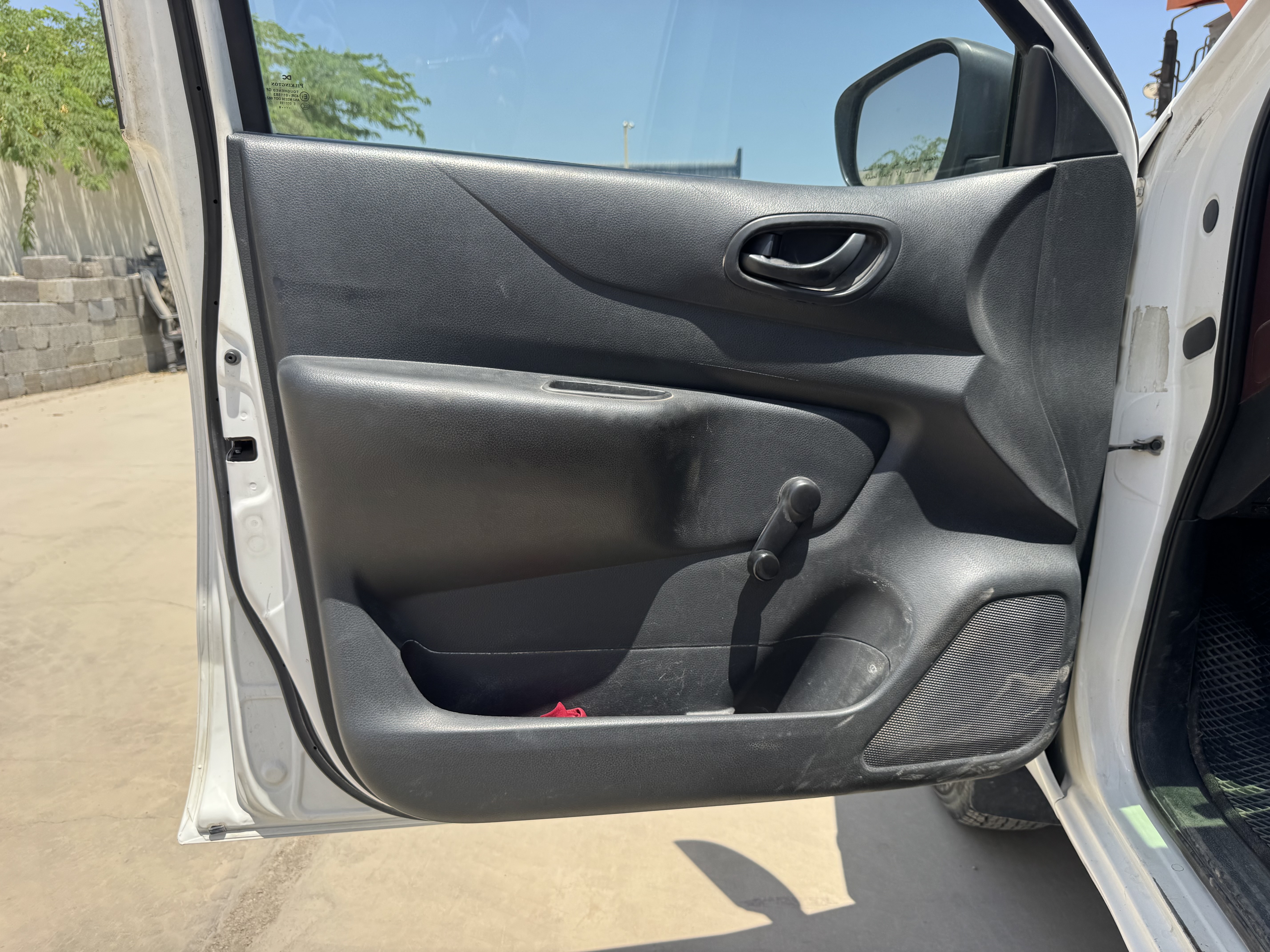 PUV-001-Nissan-Navara-4WD-Pickups-inspection-Interior-Door-trims-1