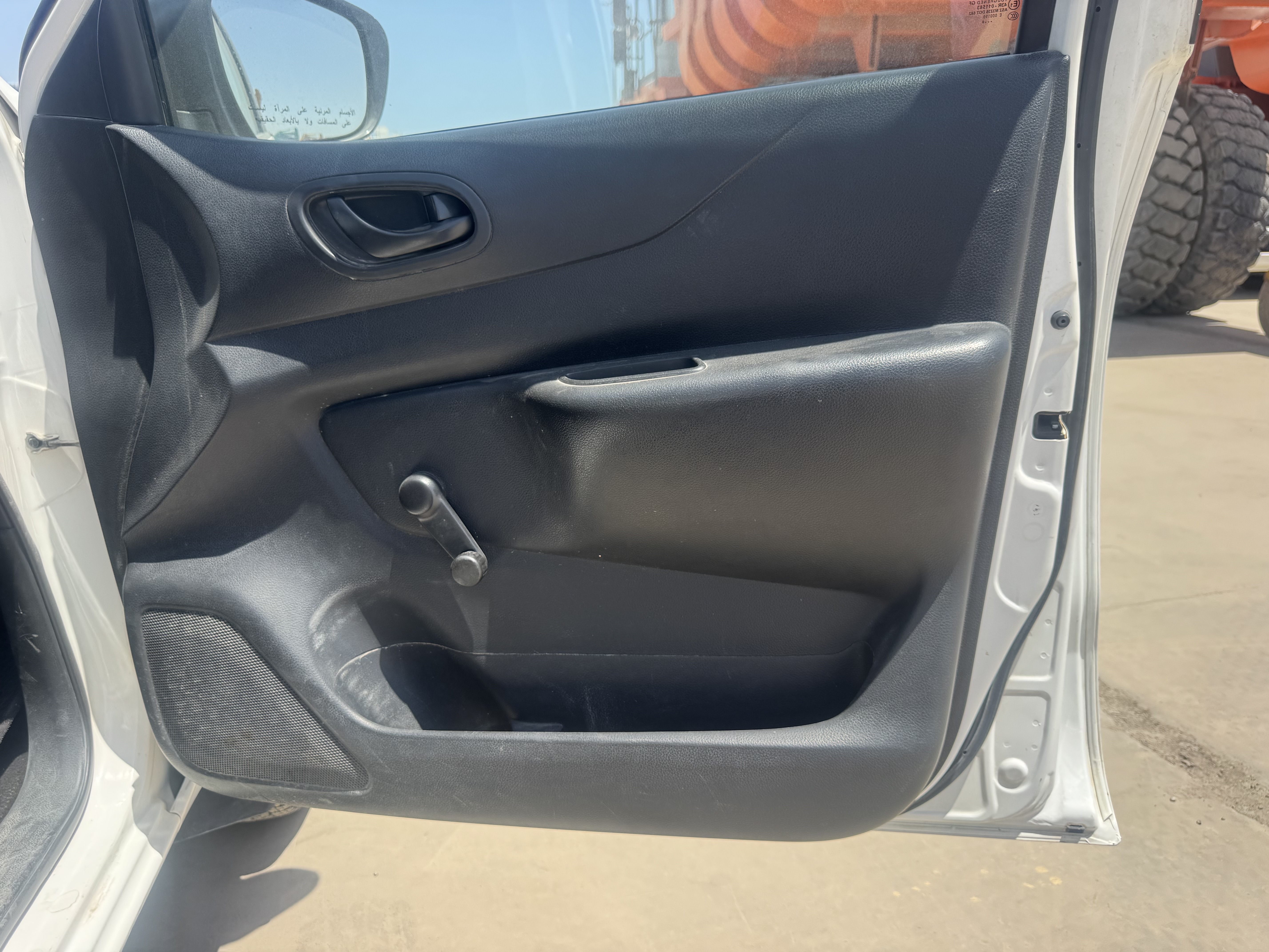 PUV-001-Nissan-Navara-4WD-Pickups-inspection-Interior-Door-trims-1