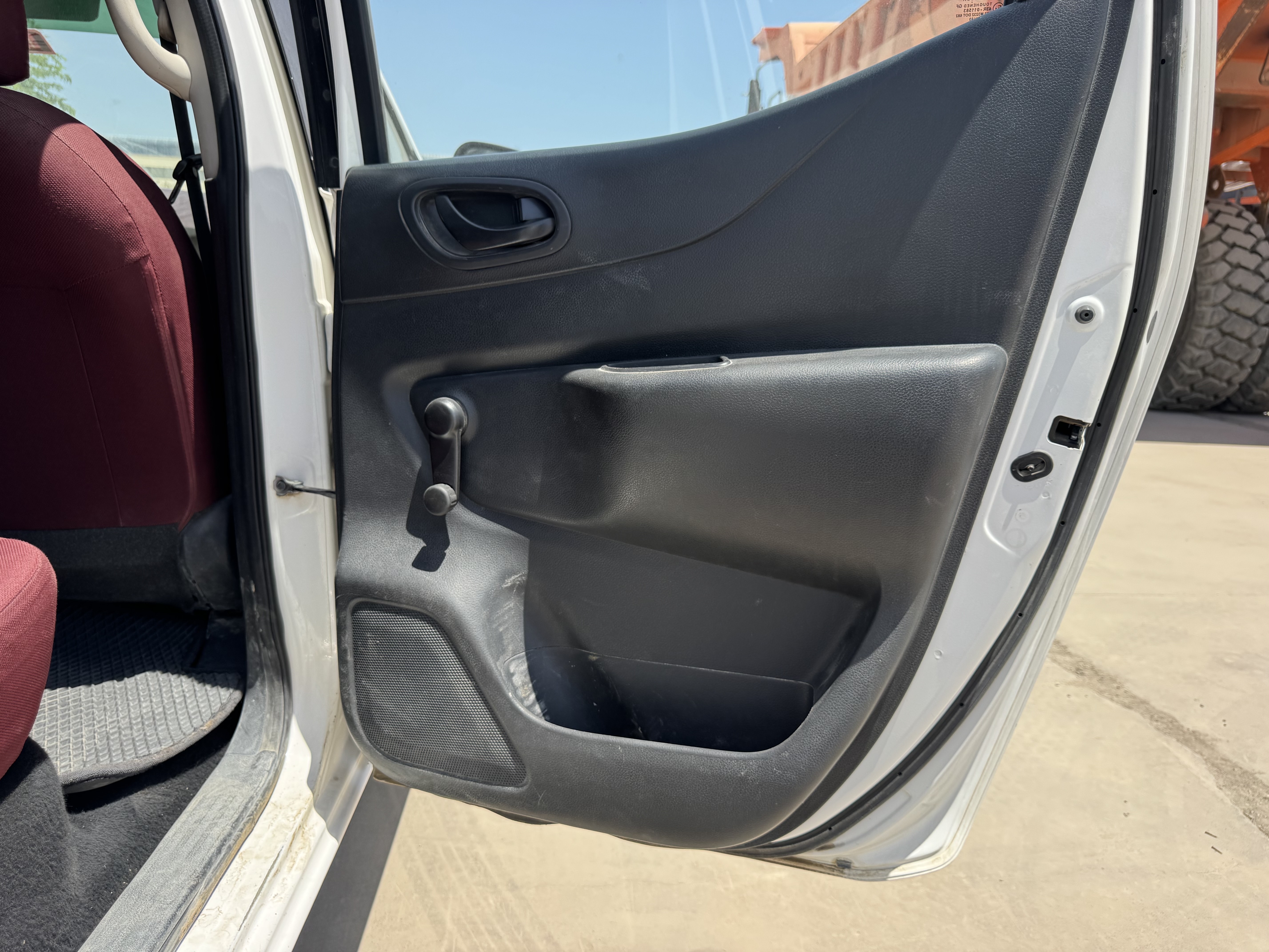 PUV-001-Nissan-Navara-4WD-Pickups-inspection-Interior-Door-trims-1