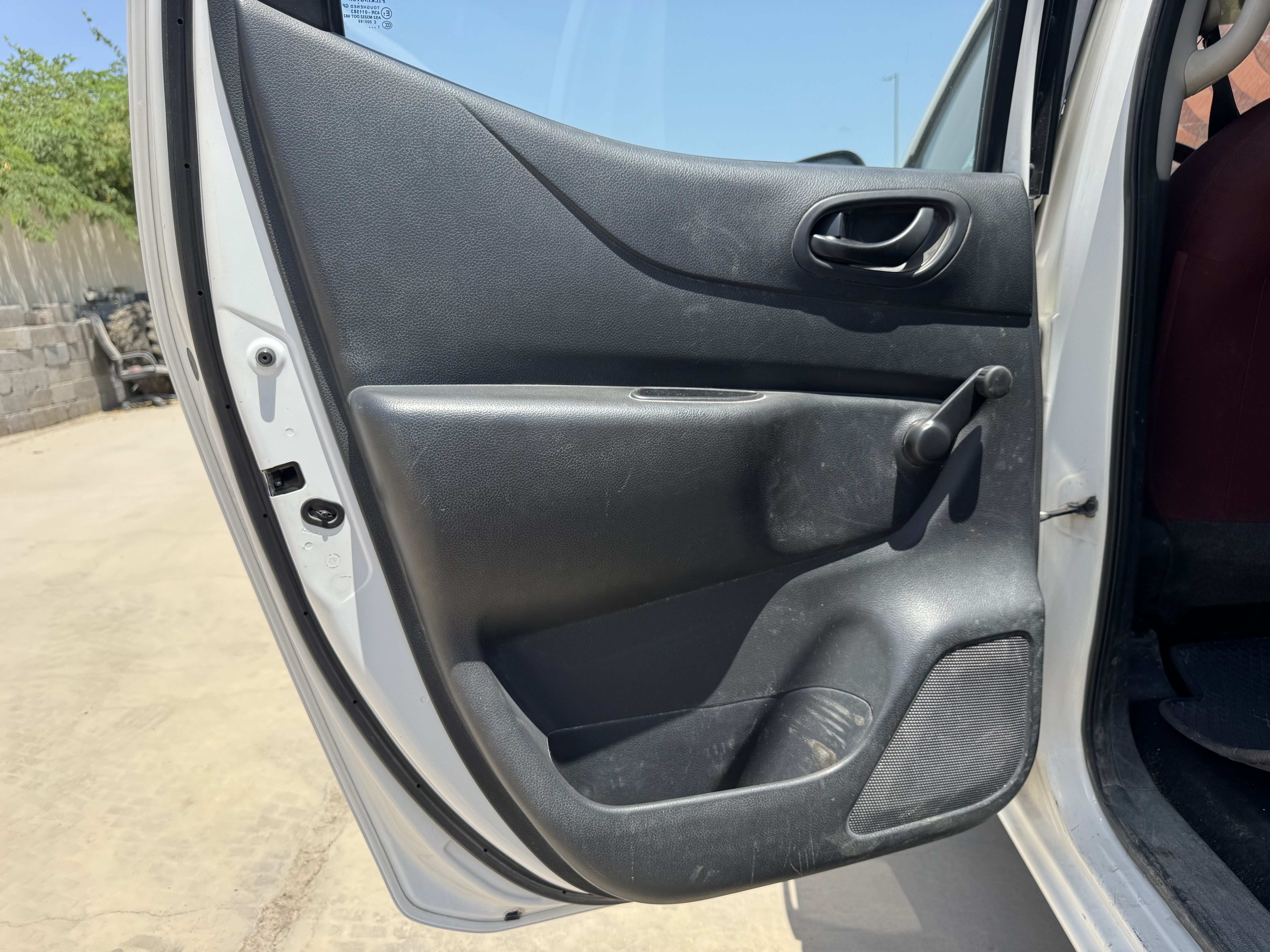 PUV-001-Nissan-Navara-4WD-Pickups-inspection-Interior-Door-trims-1