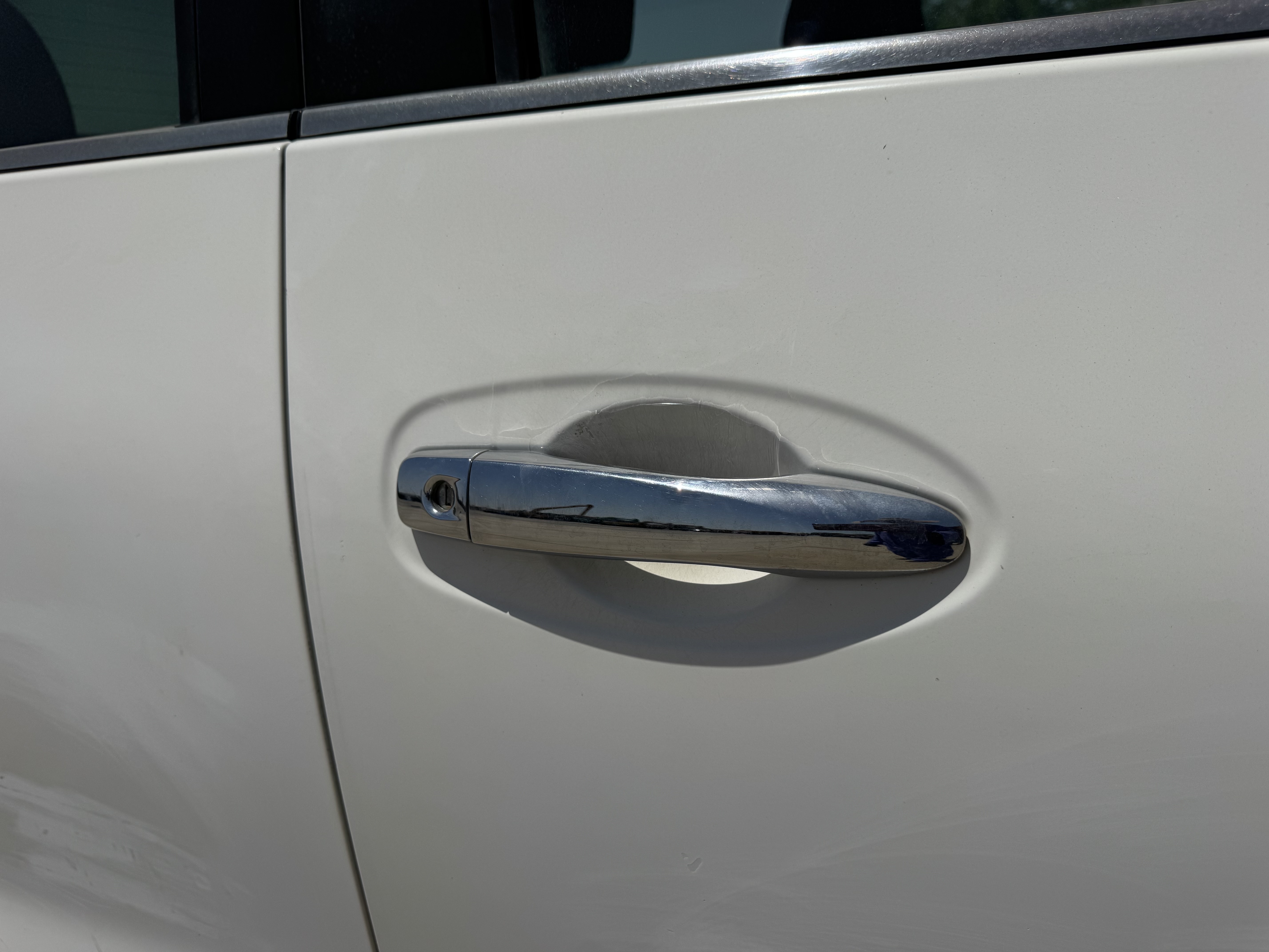 PUV-001-Nissan-Navara-4WD-Pickups-inspection-Interior-Door-handles-1