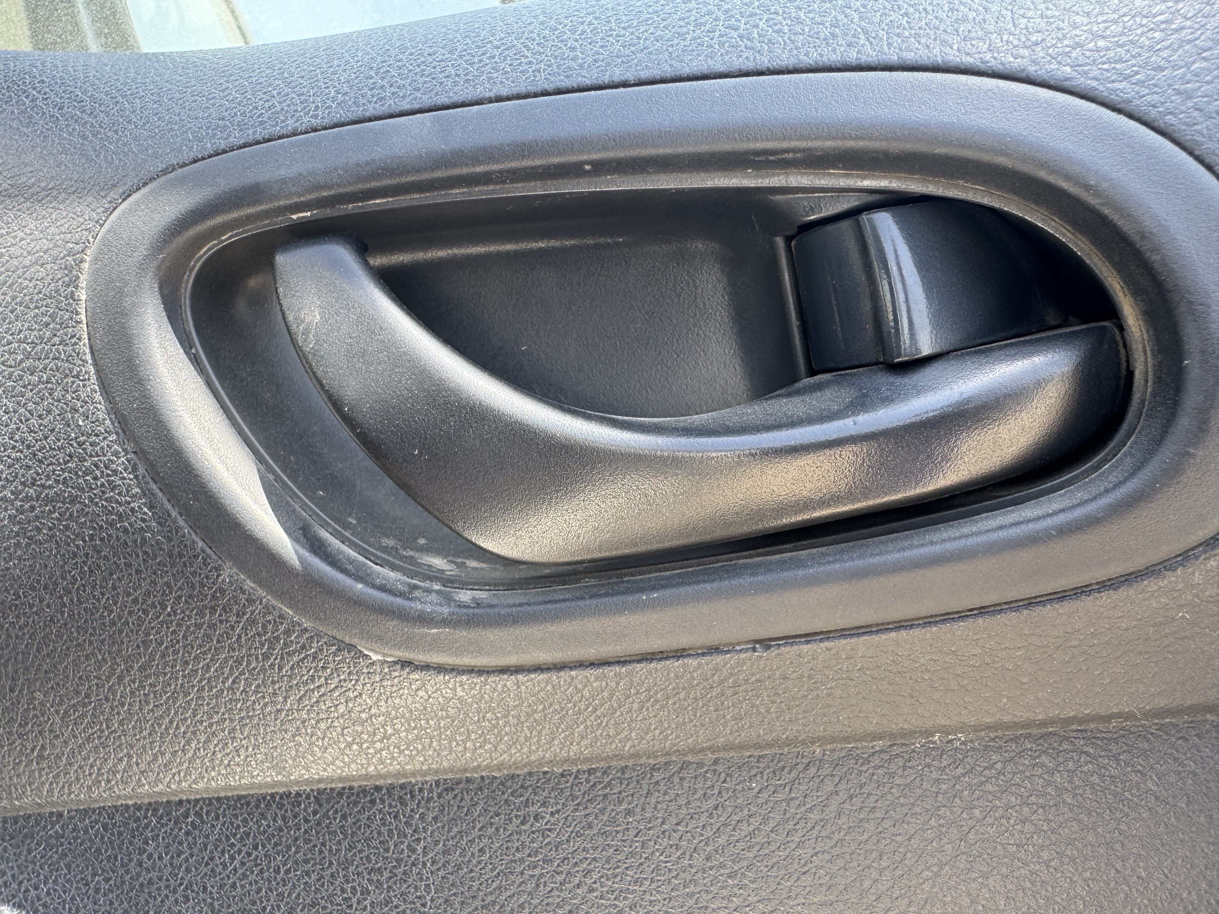 PUV-001-Nissan-Navara-4WD-Pickups-inspection-Interior-Door-handles-1