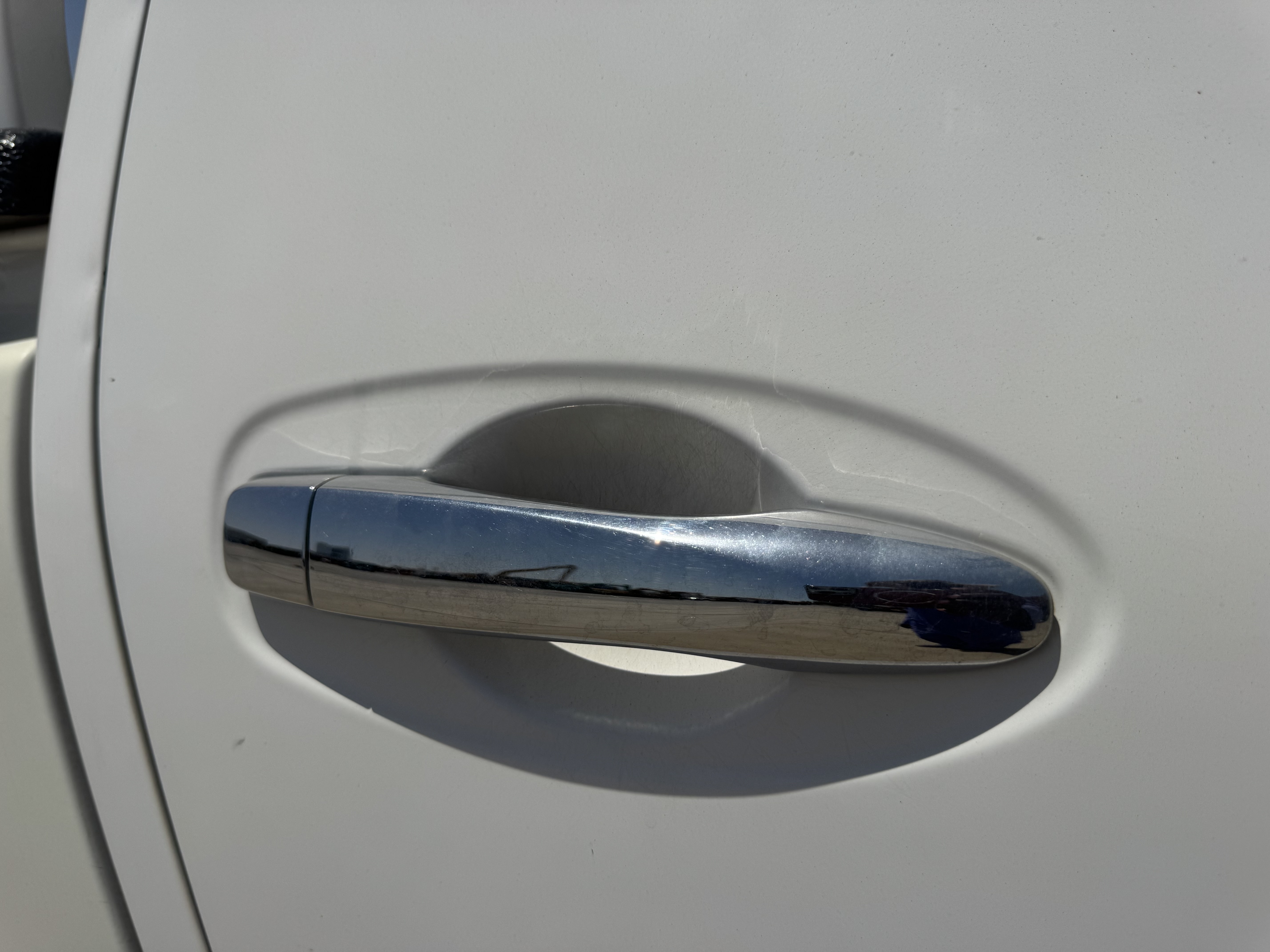 PUV-001-Nissan-Navara-4WD-Pickups-inspection-Interior-Door-handles-1