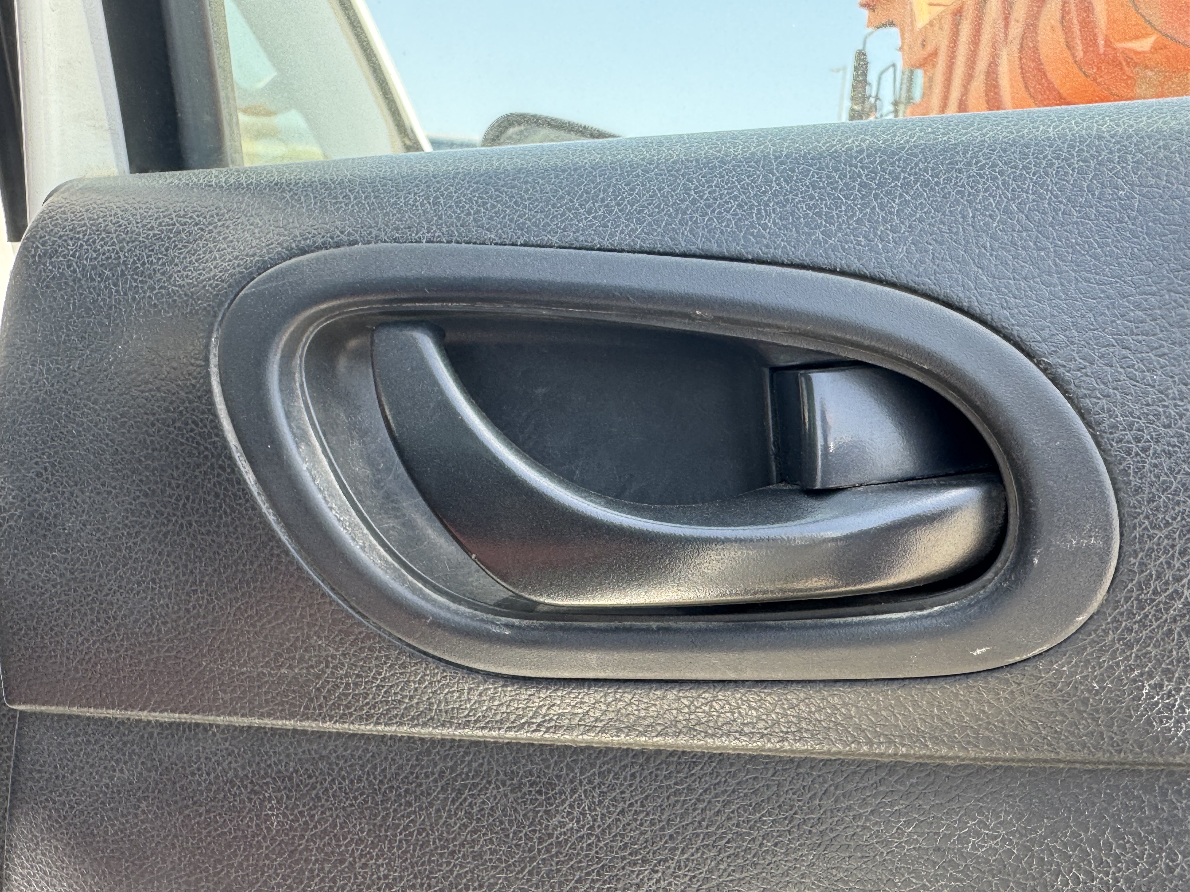 PUV-001-Nissan-Navara-4WD-Pickups-inspection-Interior-Door-handles-1