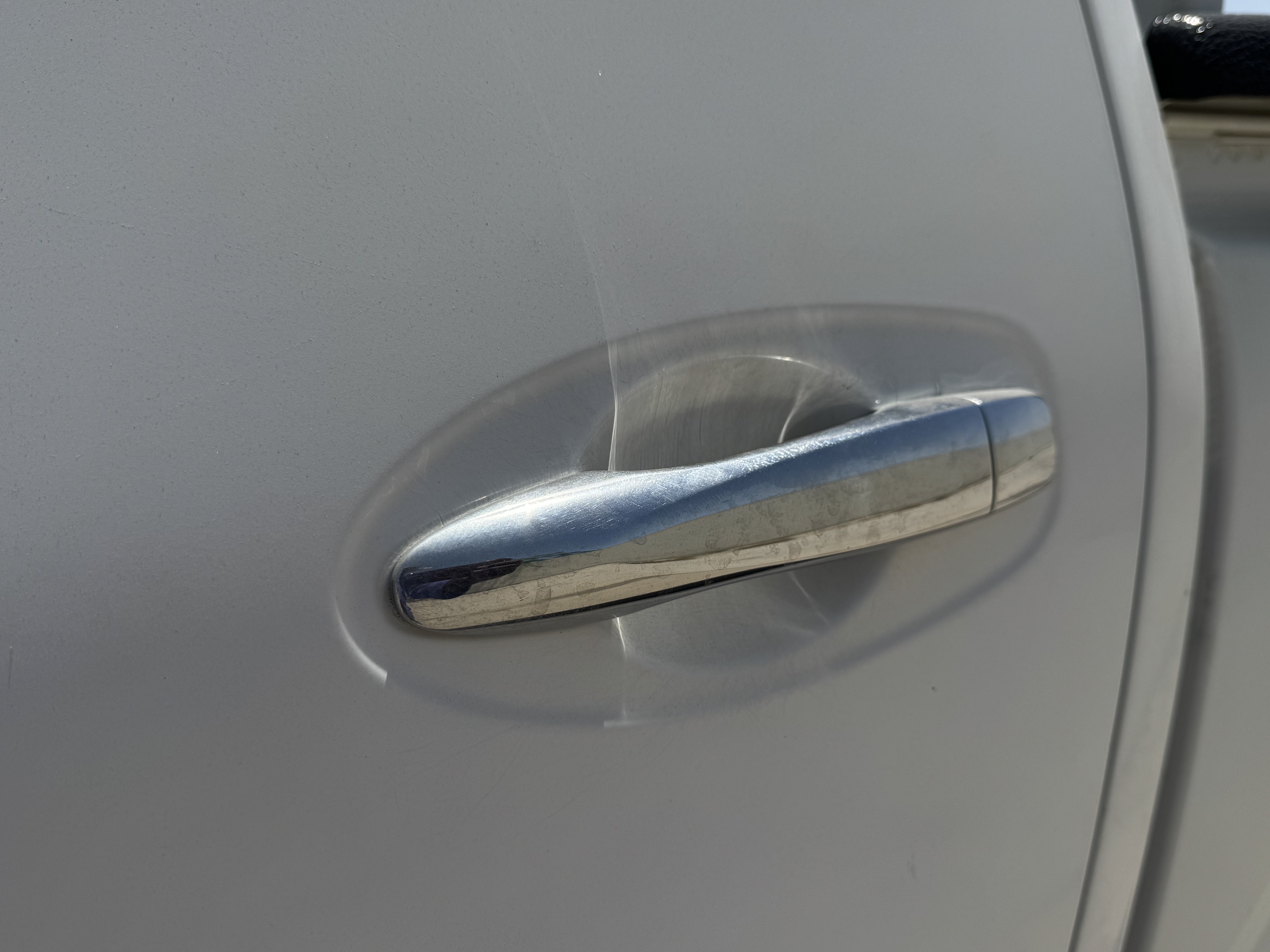 PUV-001-Nissan-Navara-4WD-Pickups-inspection-Interior-Door-handles-1