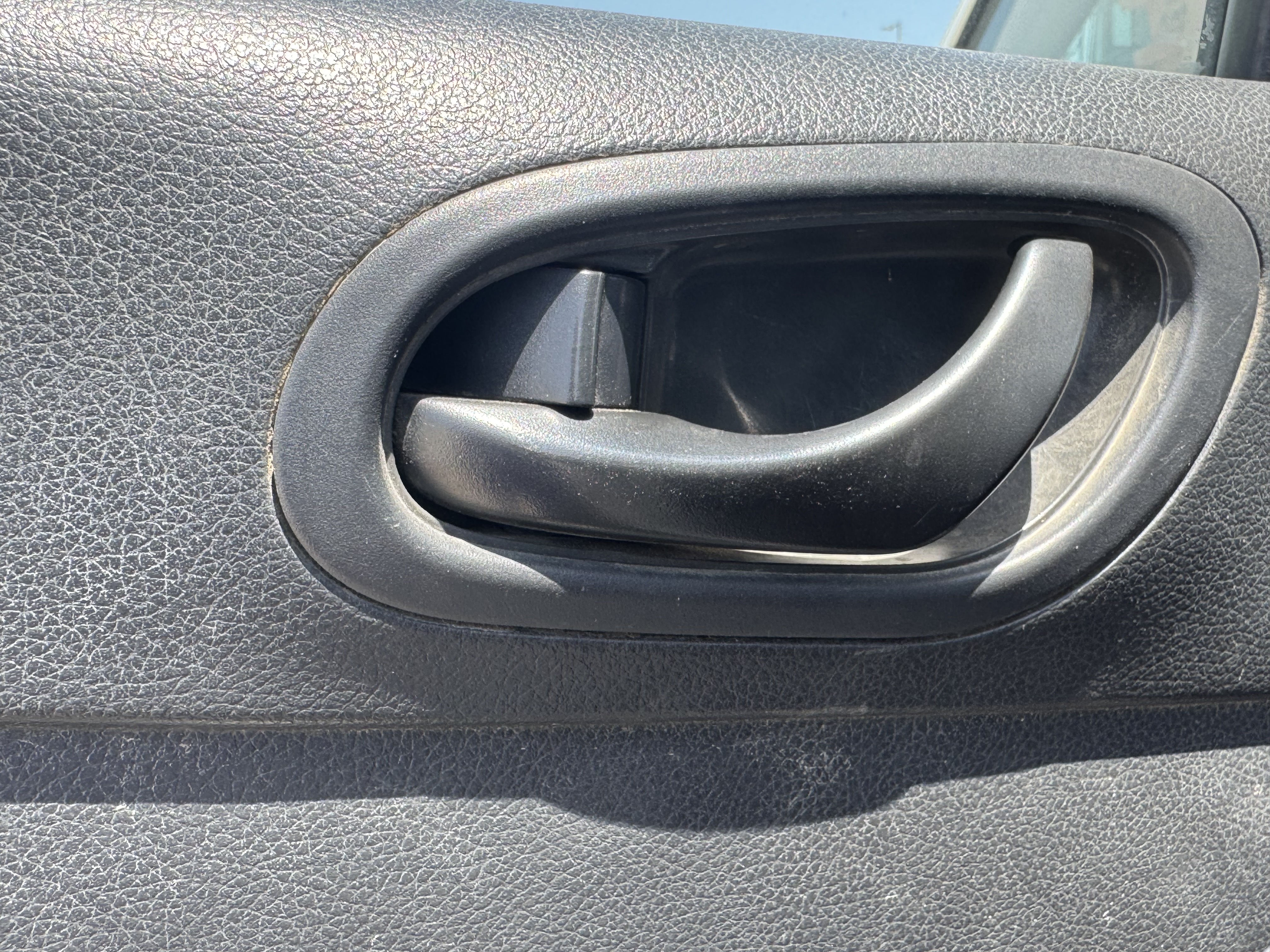 PUV-001-Nissan-Navara-4WD-Pickups-inspection-Interior-Door-handles-1