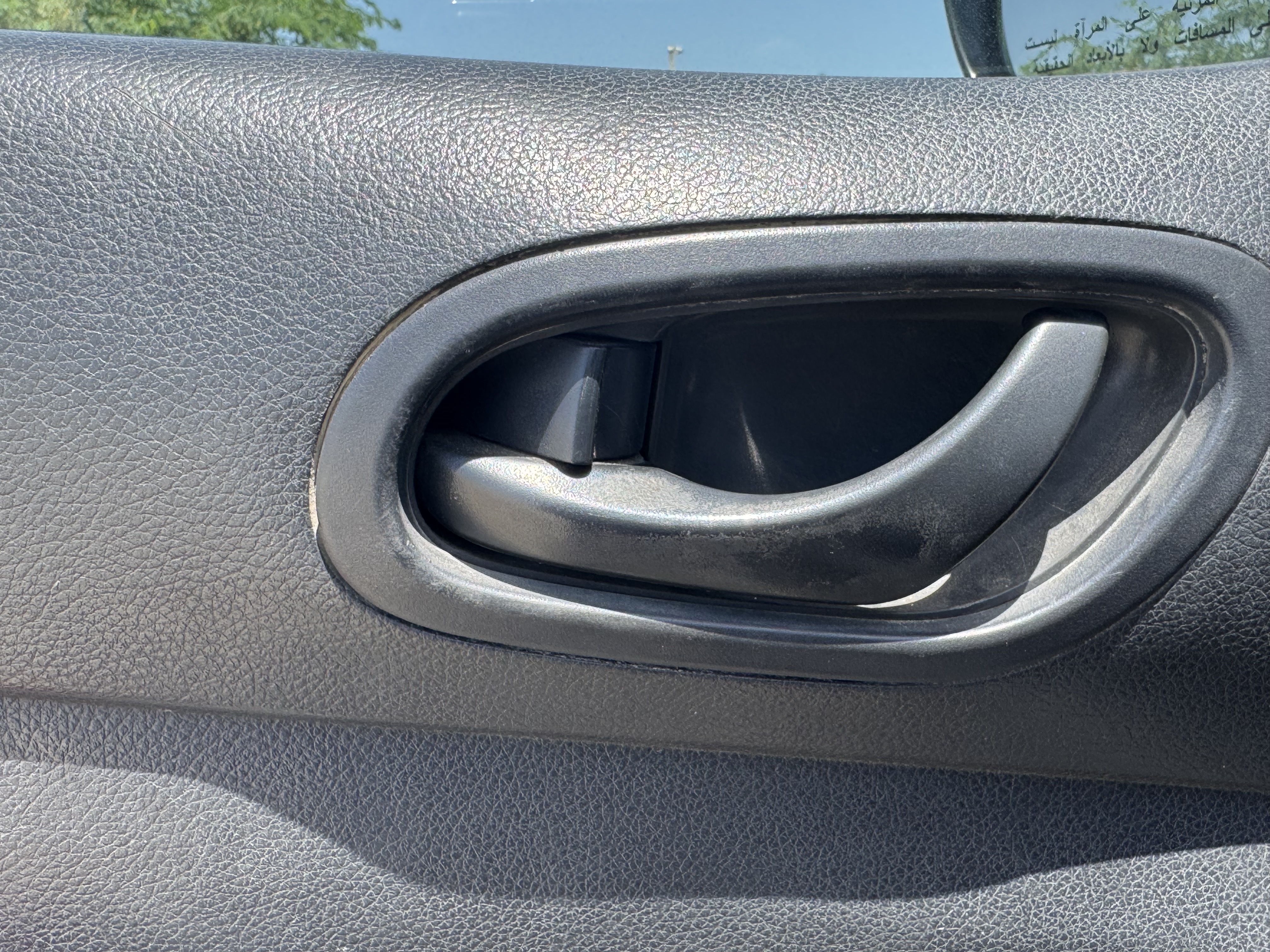 PUV-001-Nissan-Navara-4WD-Pickups-inspection-Interior-Door-handles-1