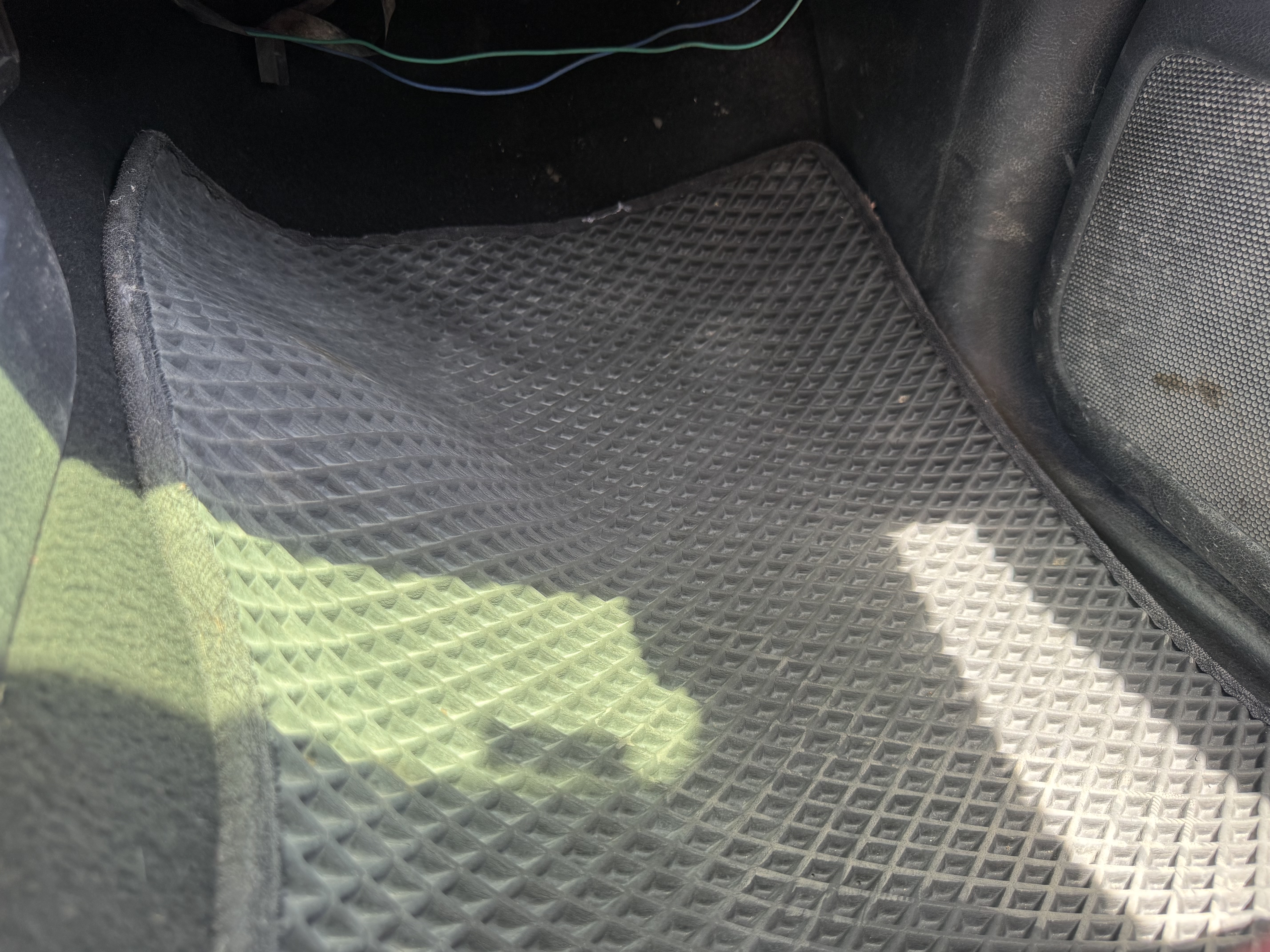 PUV-001-Nissan-Navara-4WD-Pickups-inspection-Interior-Floor-mats-1