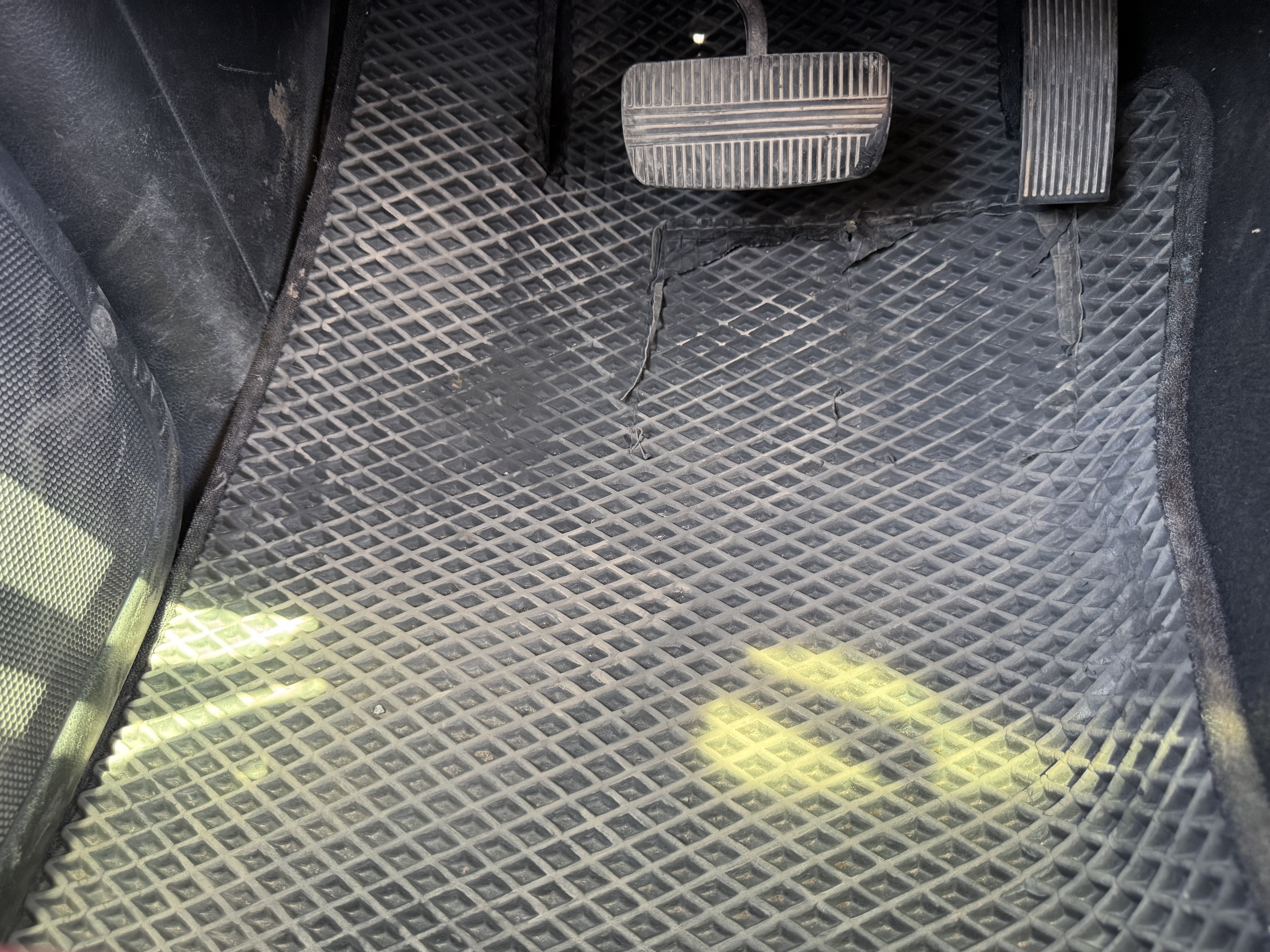 PUV-001-Nissan-Navara-4WD-Pickups-inspection-Interior-Floor-mats-1