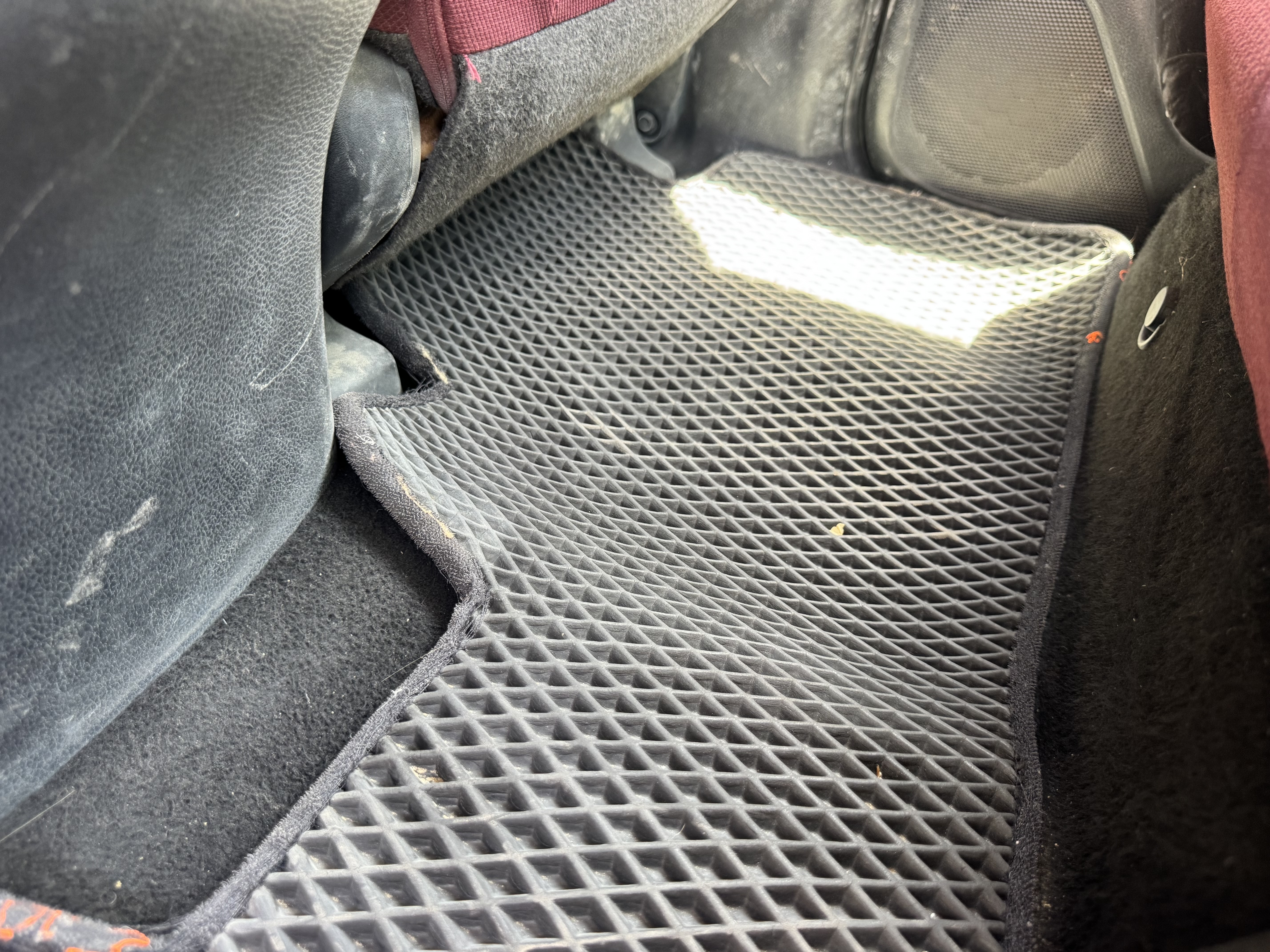 PUV-001-Nissan-Navara-4WD-Pickups-inspection-Interior-Floor-mats-1