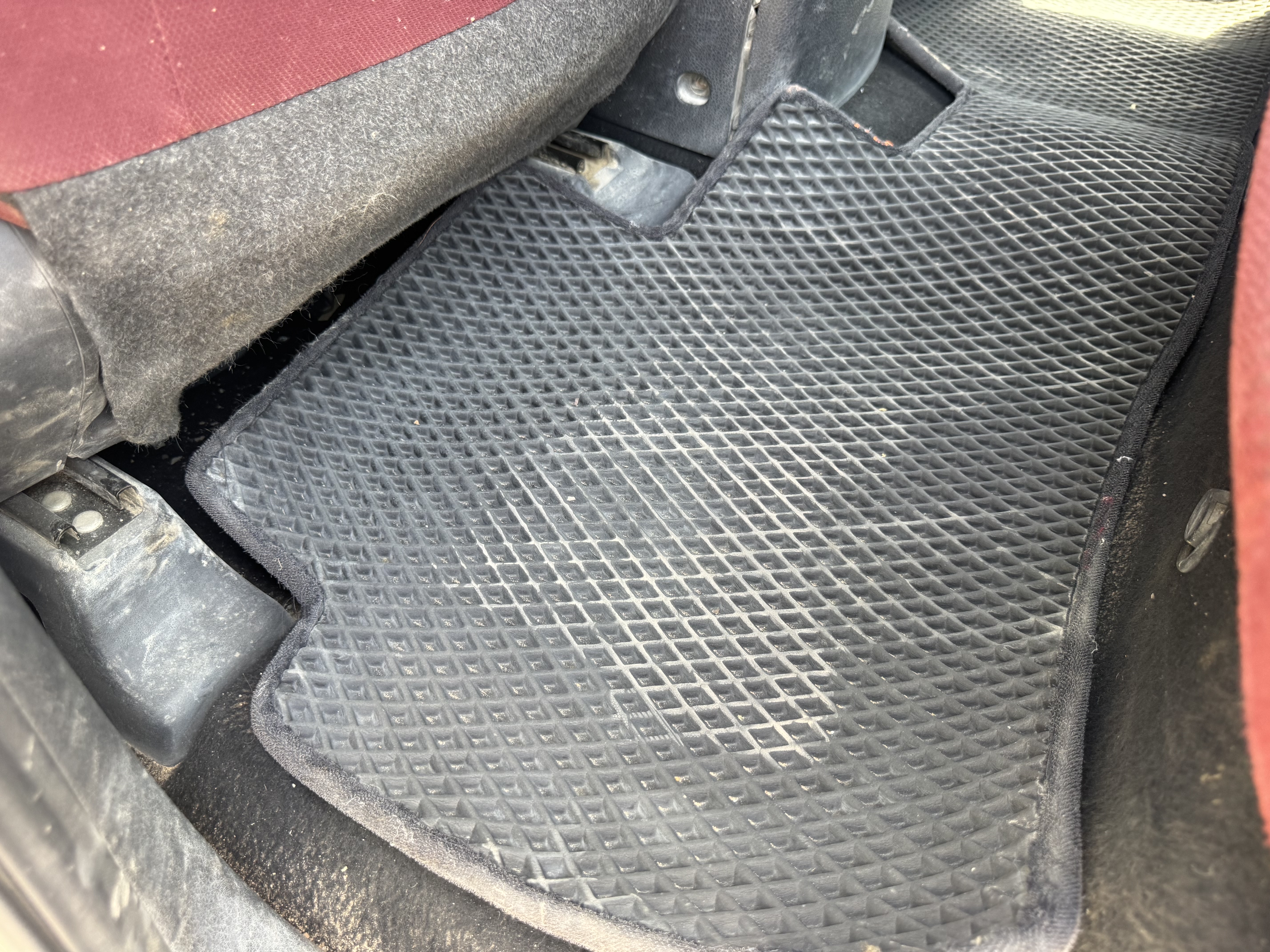 PUV-001-Nissan-Navara-4WD-Pickups-inspection-Interior-Floor-mats-1