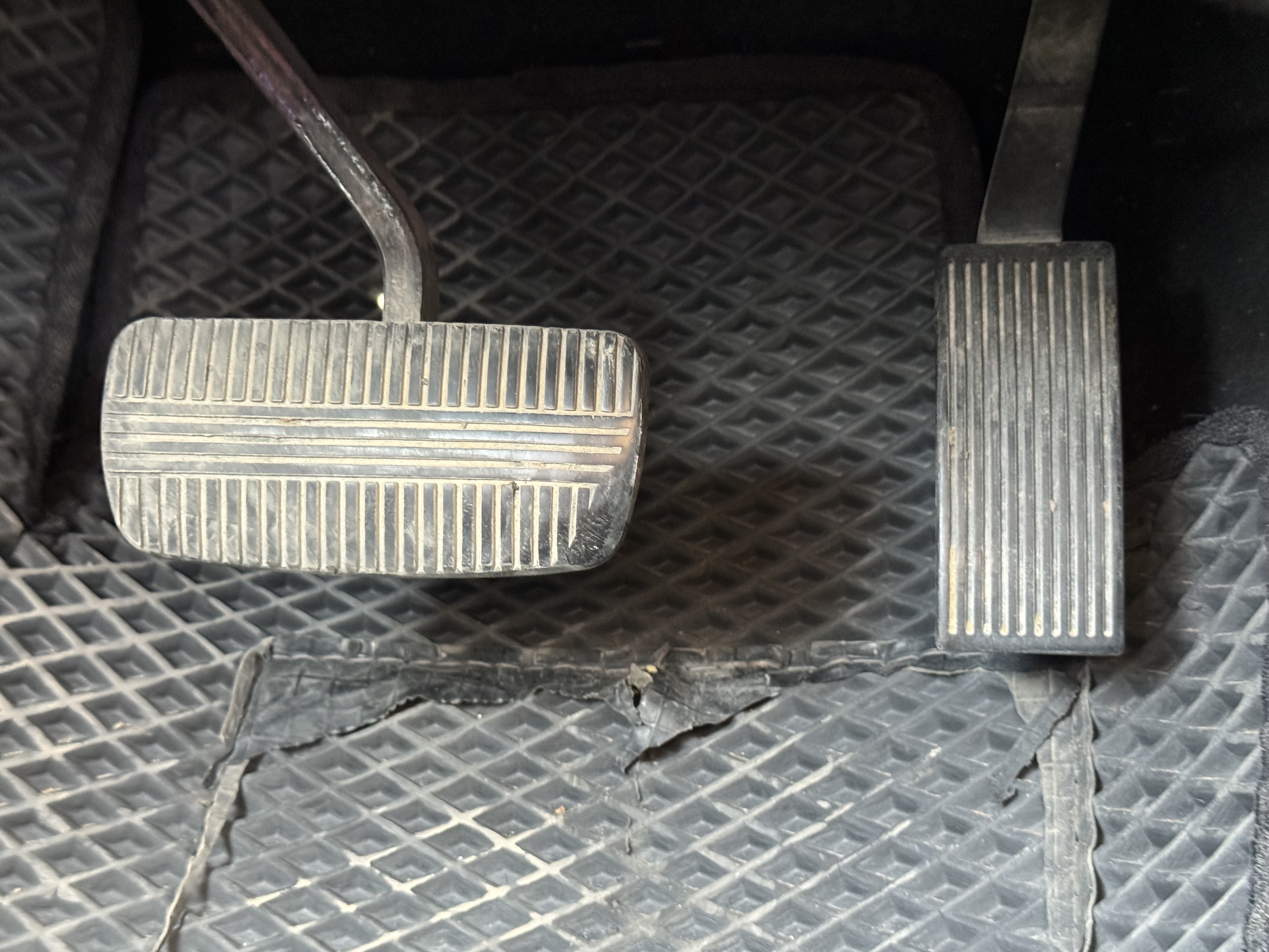PUV-001-Nissan-Navara-4WD-Pickups-inspection-Interior-Pedals-1