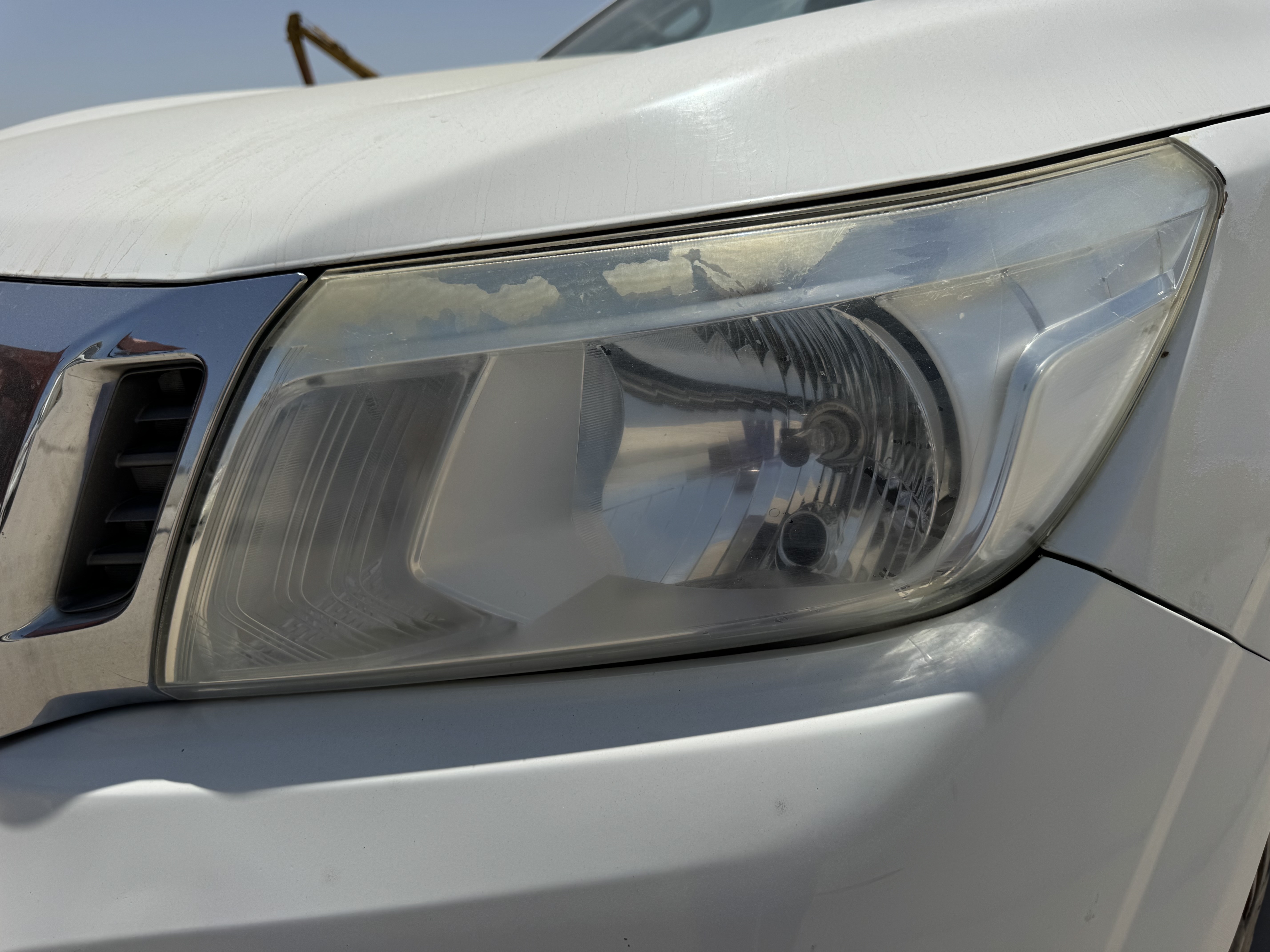 PUV-001-Nissan-Navara-4WD-Pickups-inspection-Electronics-Headlights-1