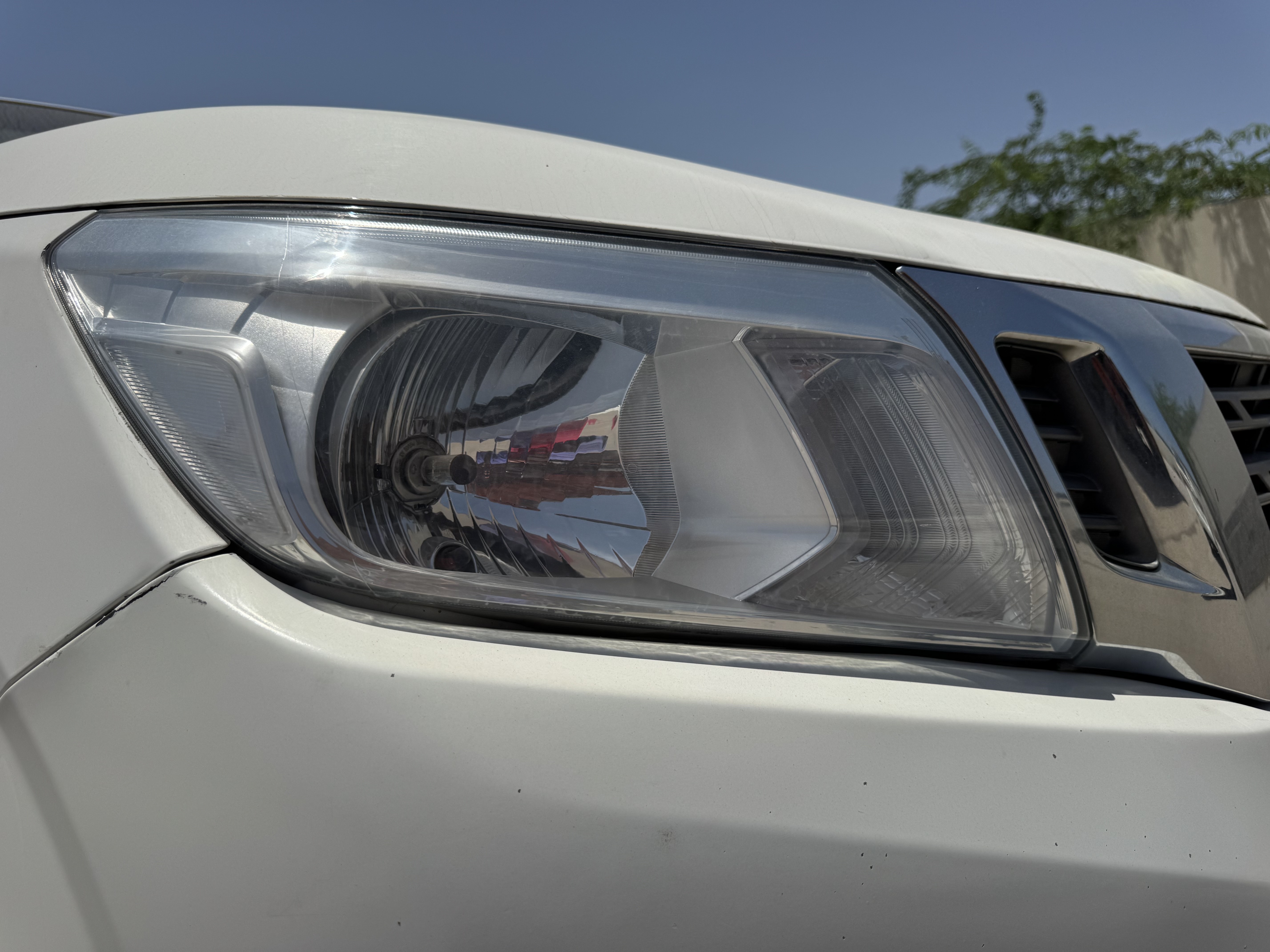 PUV-001-Nissan-Navara-4WD-Pickups-inspection-Electronics-Headlights-1