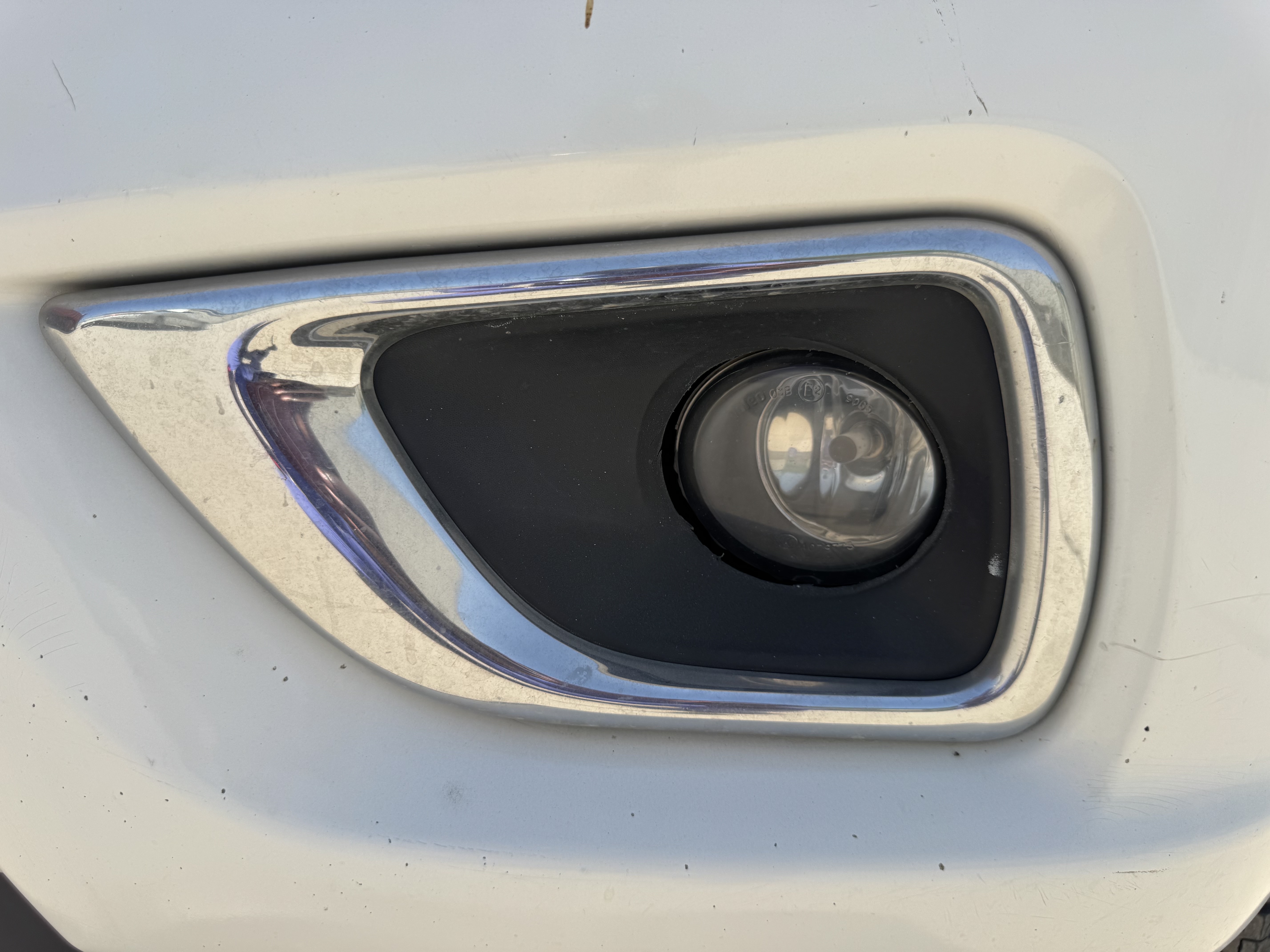 PUV-001-Nissan-Navara-4WD-Pickups-inspection-Electronics-Fog-lamps-1