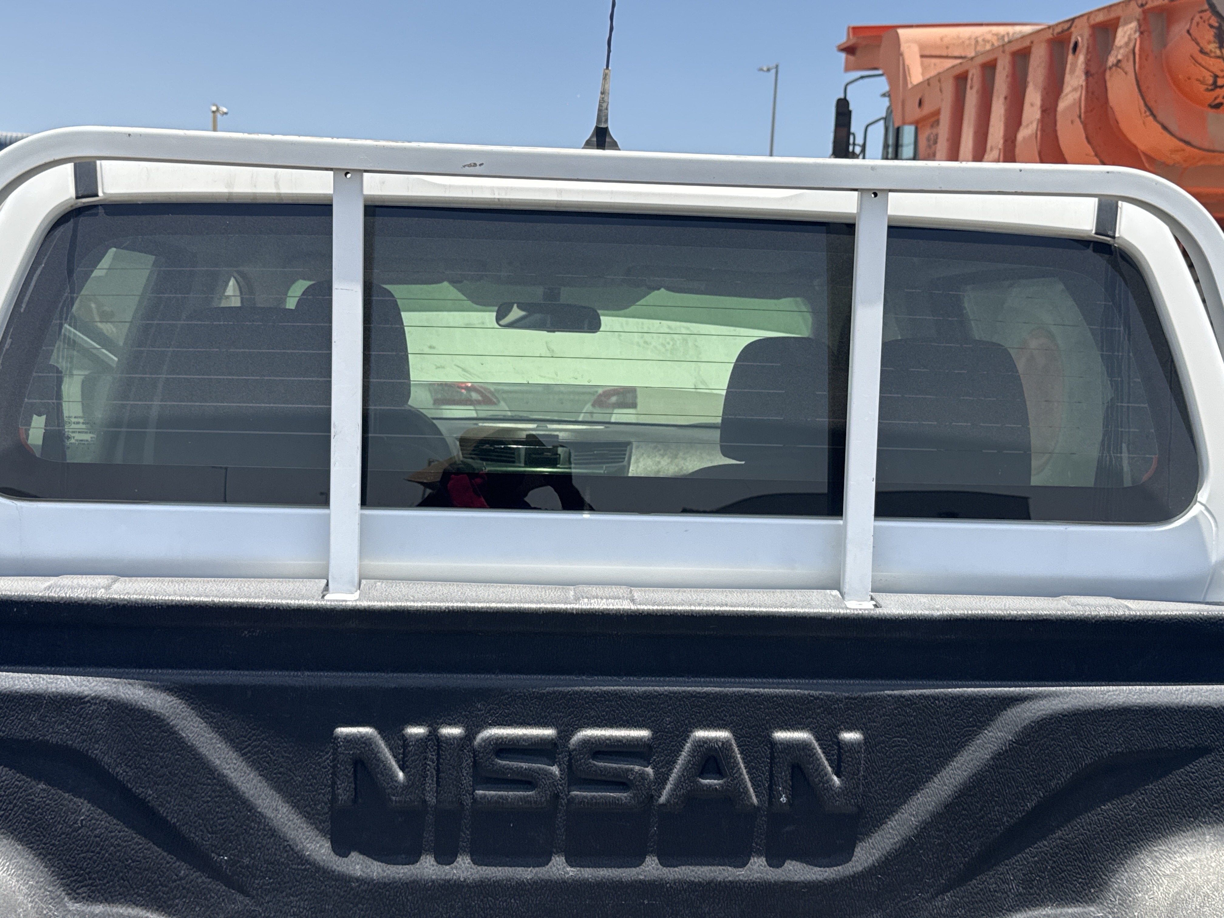 PUV-001-Nissan-Navara-4WD-Pickups-inspection-Exterior-Rear-windshield-1