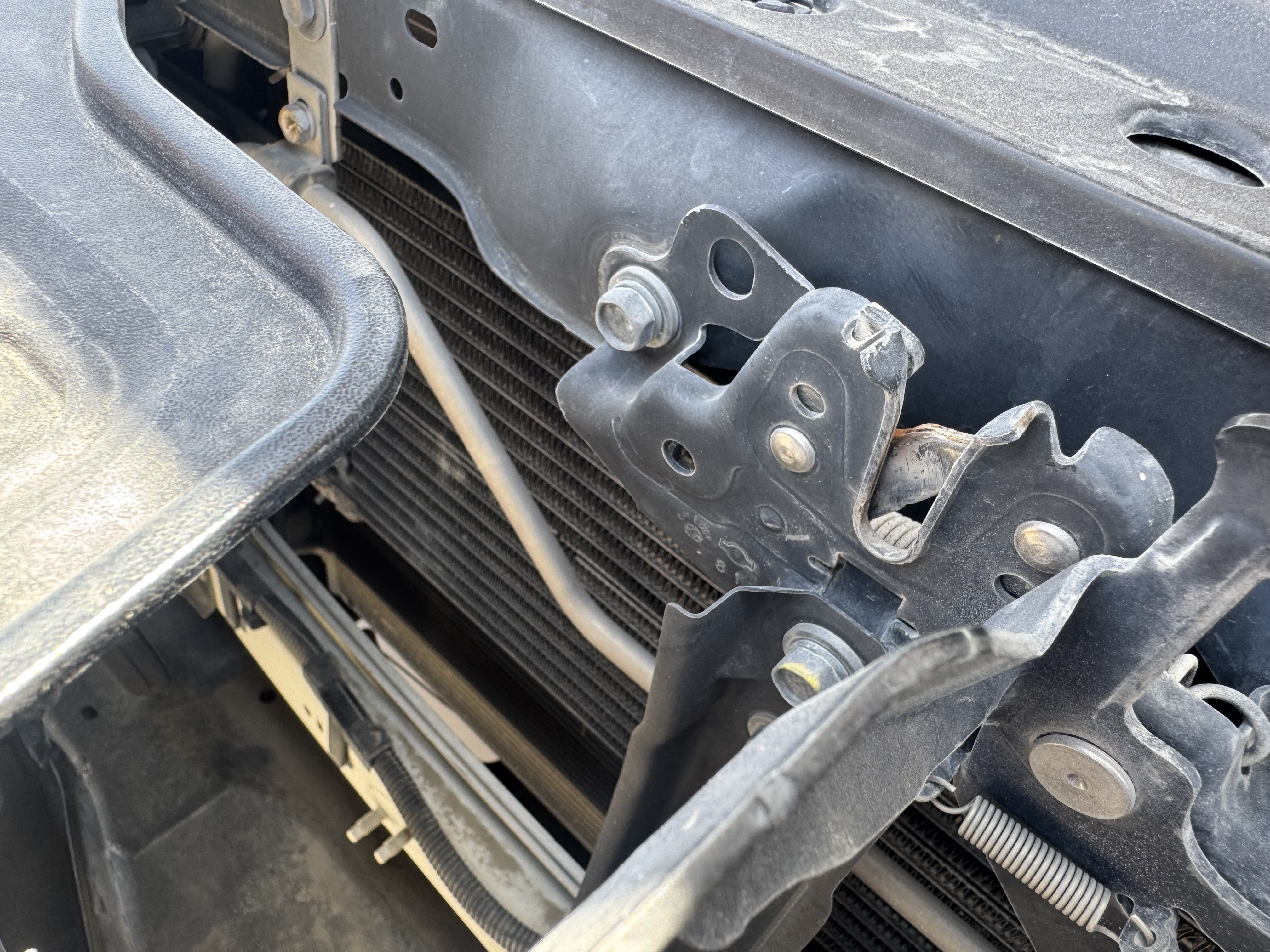 PUV-001-Nissan-Navara-4WD-Pickups-inspection-Engine-Radiator-1