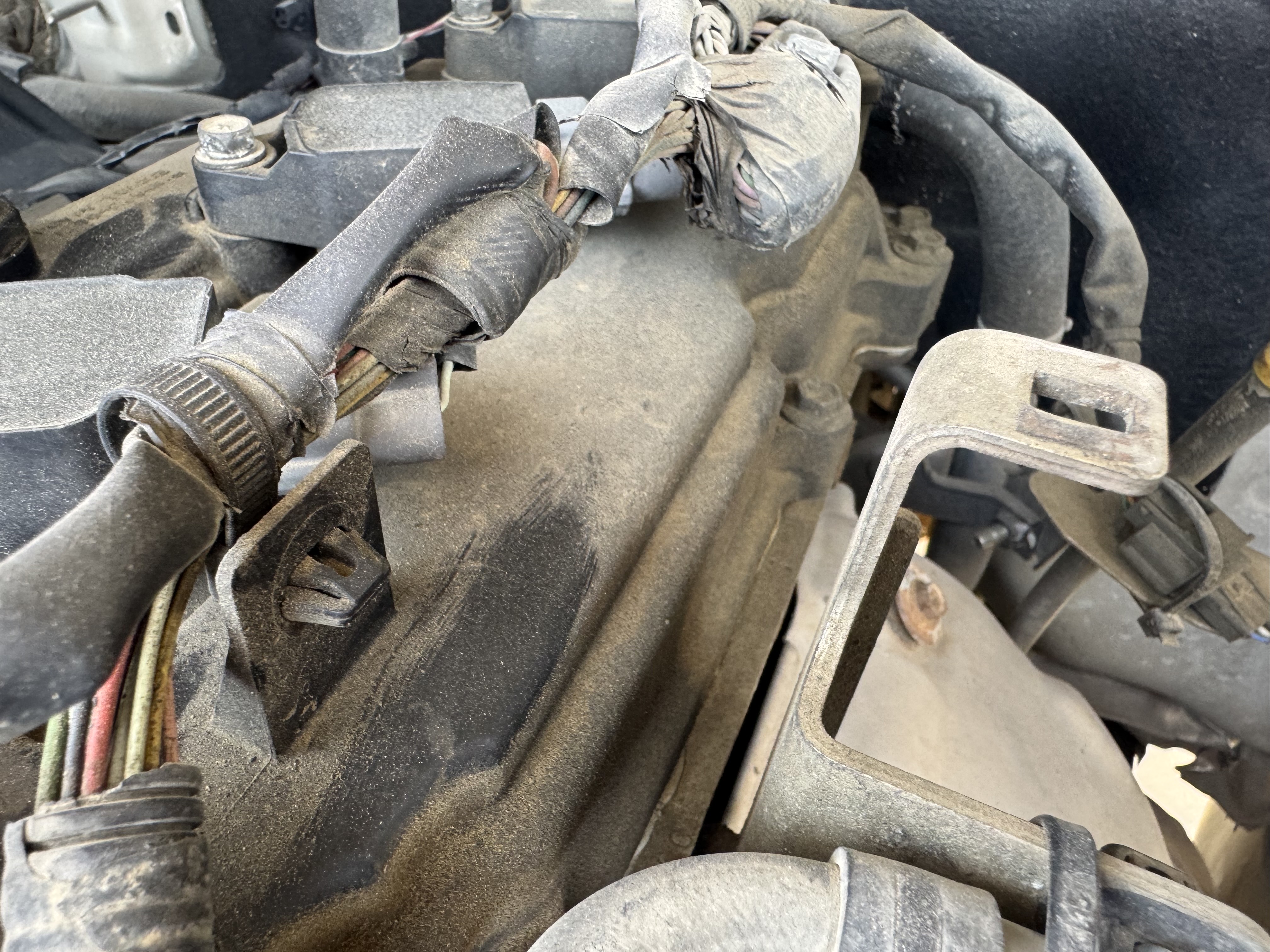 PUV-001-Nissan-Navara-4WD-Pickups-inspection-Engine-Engine-oil-leaks-1