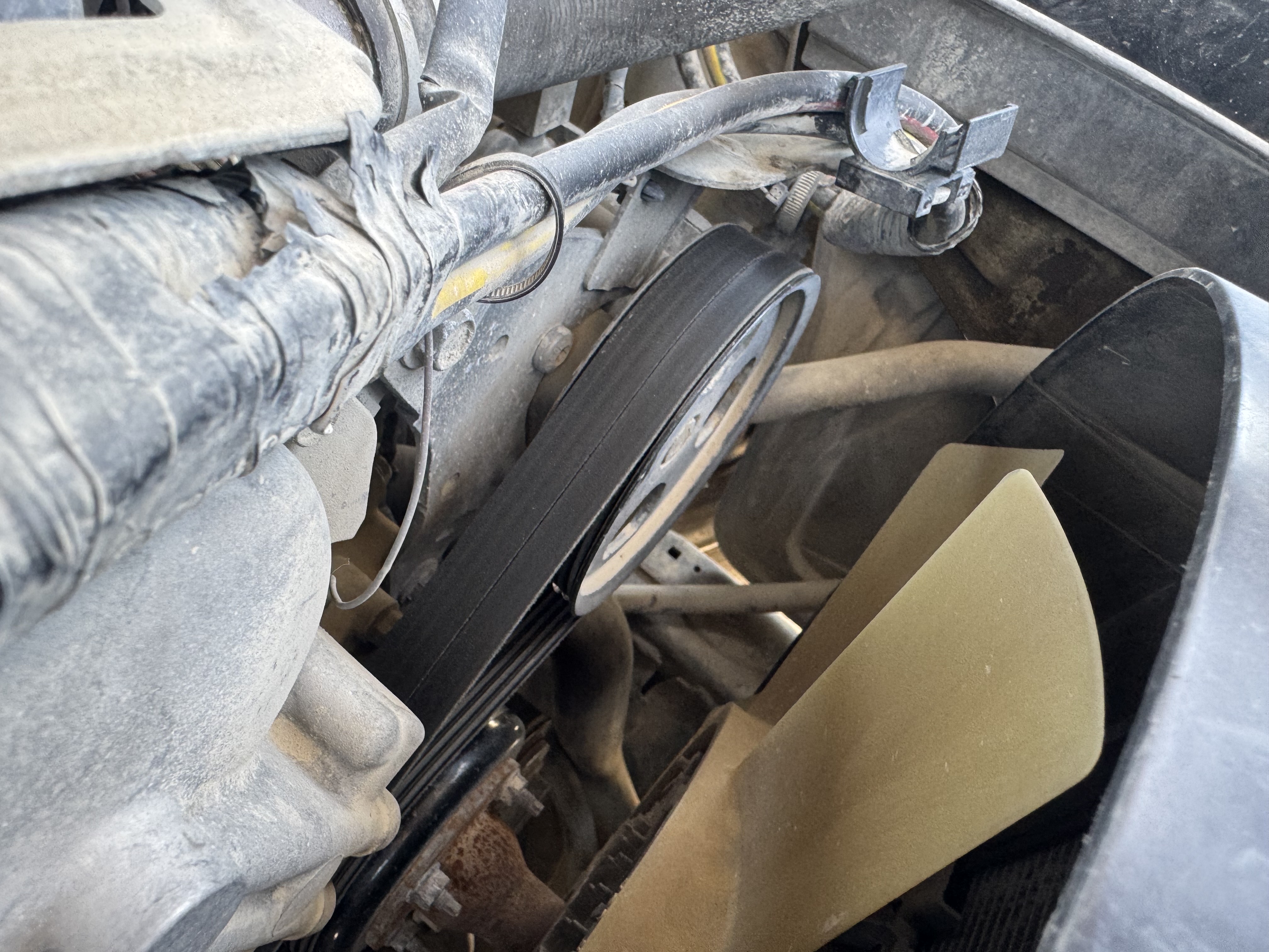 PUV-001-Nissan-Navara-4WD-Pickups-inspection-Engine-Engine-belt-1