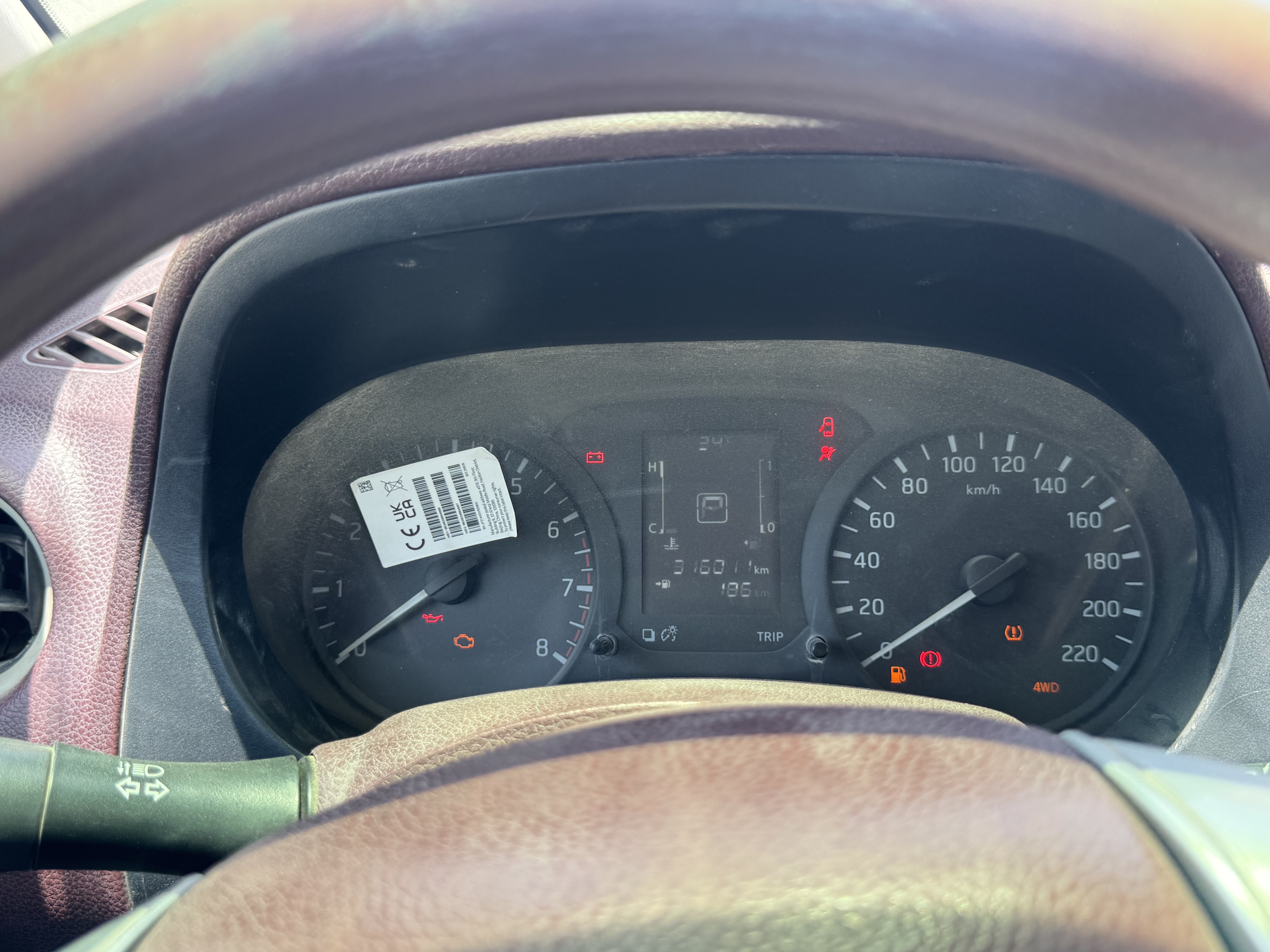 PUV-001-Nissan-Navara-4WD-Pickups-inspection-Interior-Instrument-cluster-1