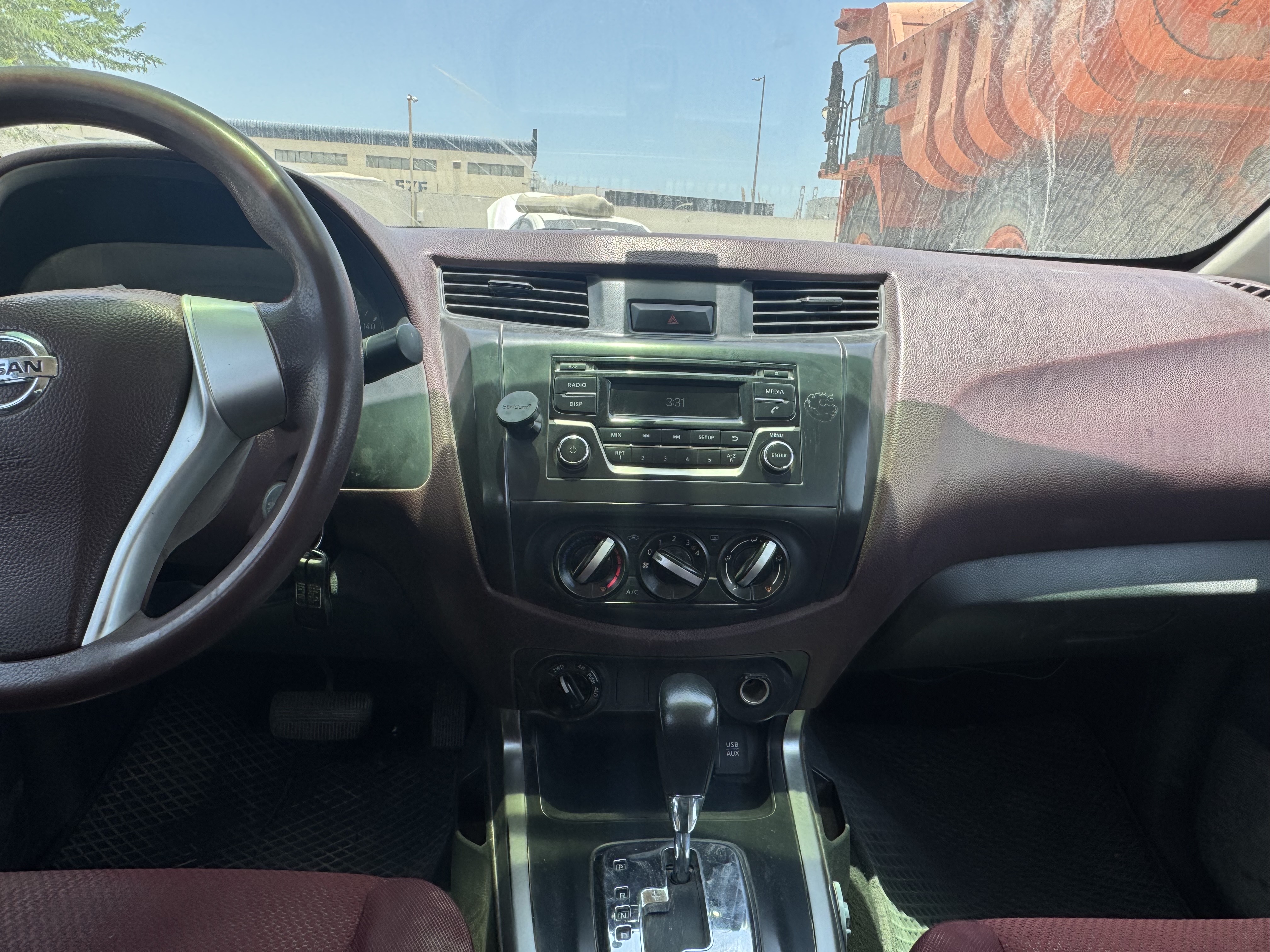 PUV-001-Nissan-Navara-4WD-Pickups-inspection-Interior-Infotainment-system-1
