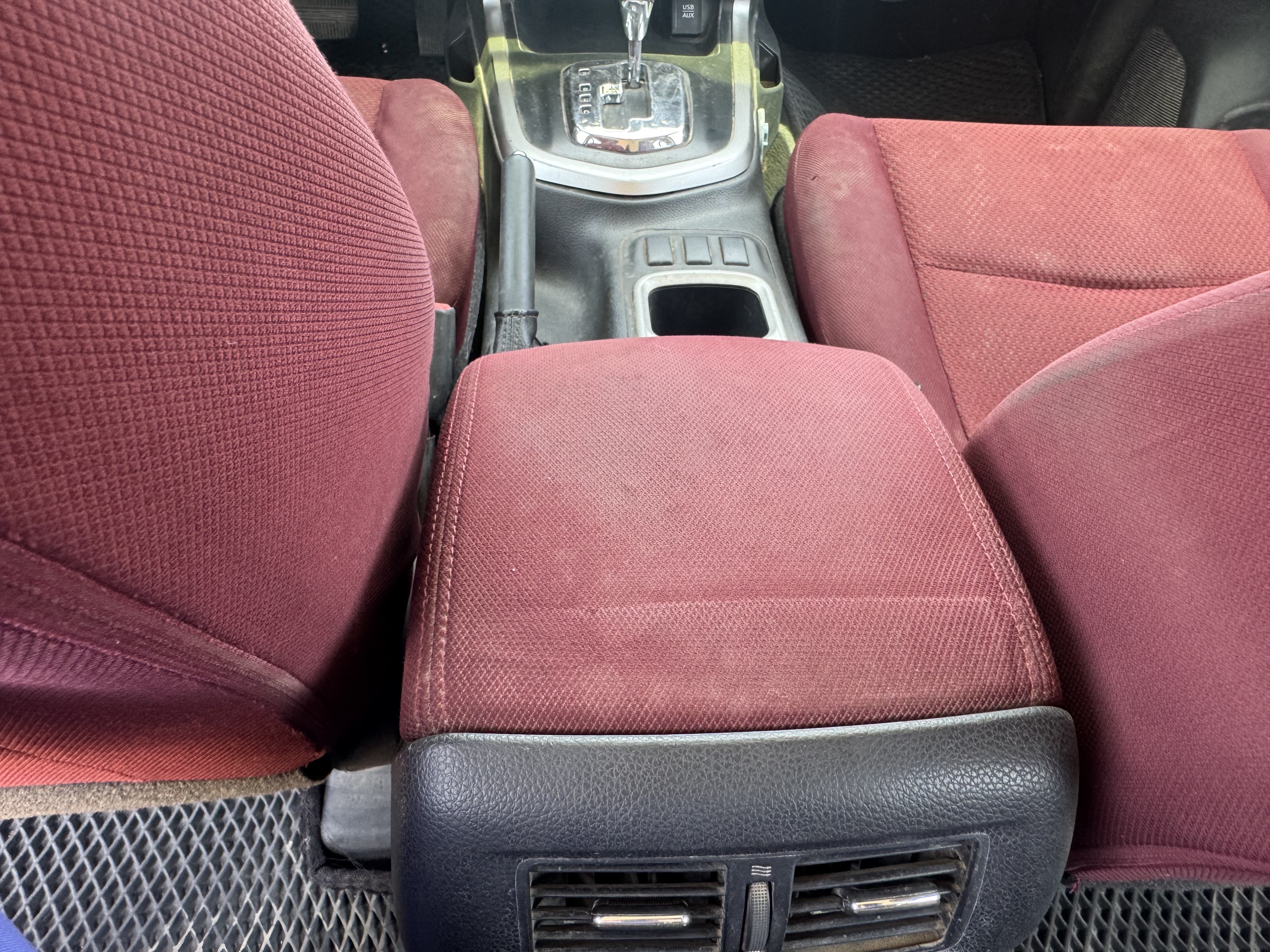 PUV-001-Nissan-Navara-4WD-Pickups-inspection-Interior-Armrest-1
