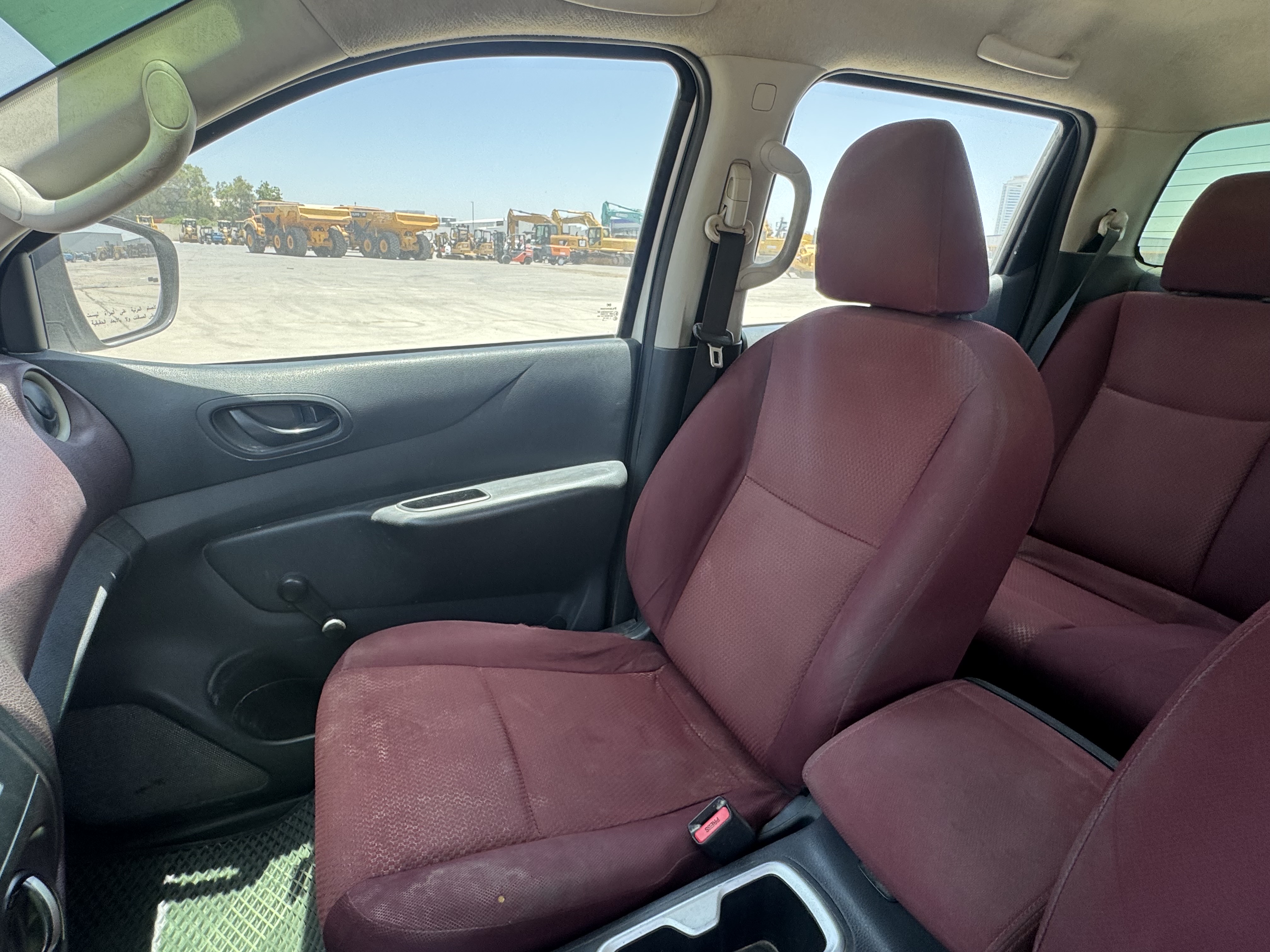 PUV-001-Nissan-Navara-4WD-Pickups-inspection-Interior-Front-passenger-seat-1