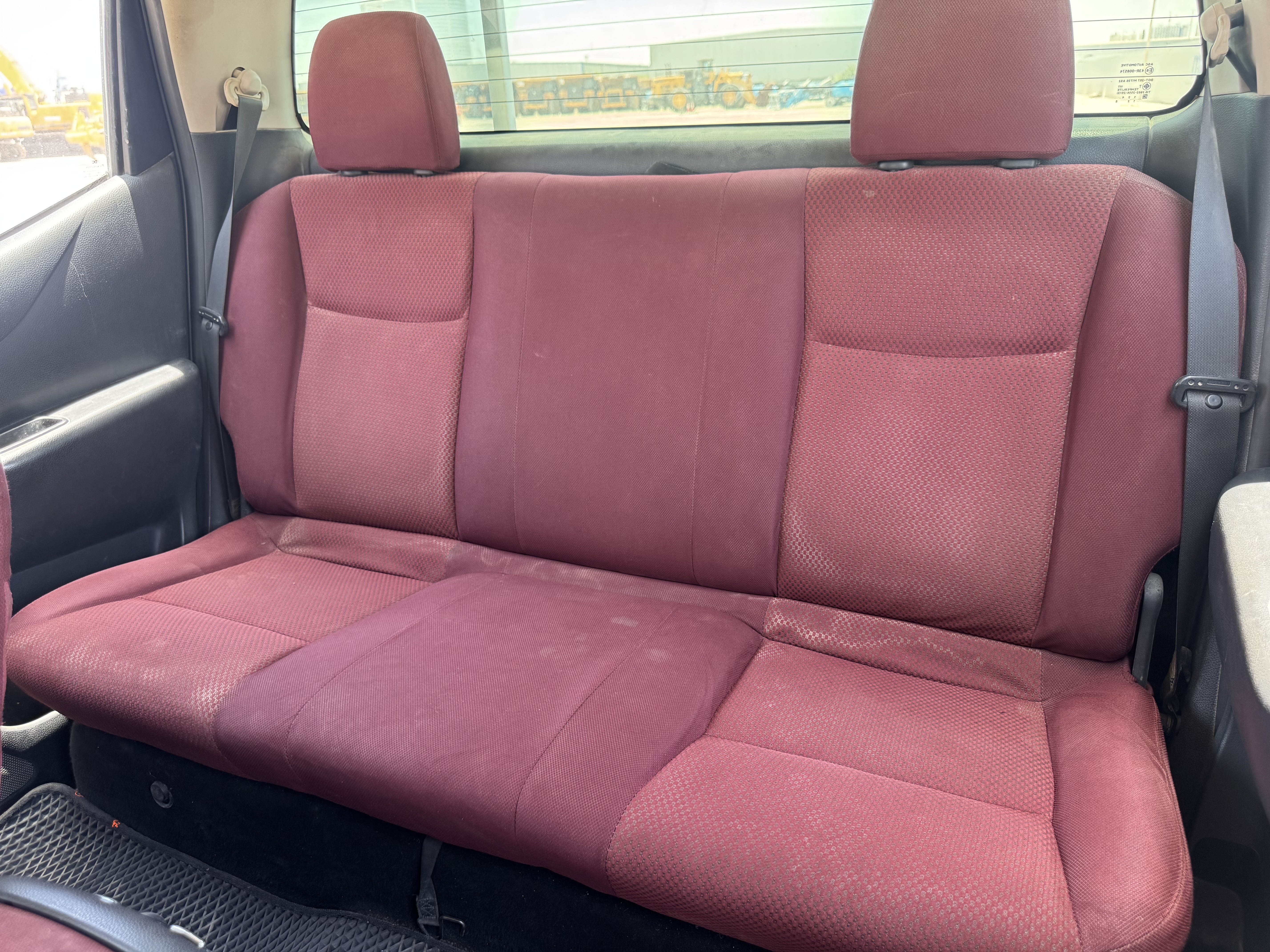 PUV-001-Nissan-Navara-4WD-Pickups-inspection-Interior-Rear-seat-1
