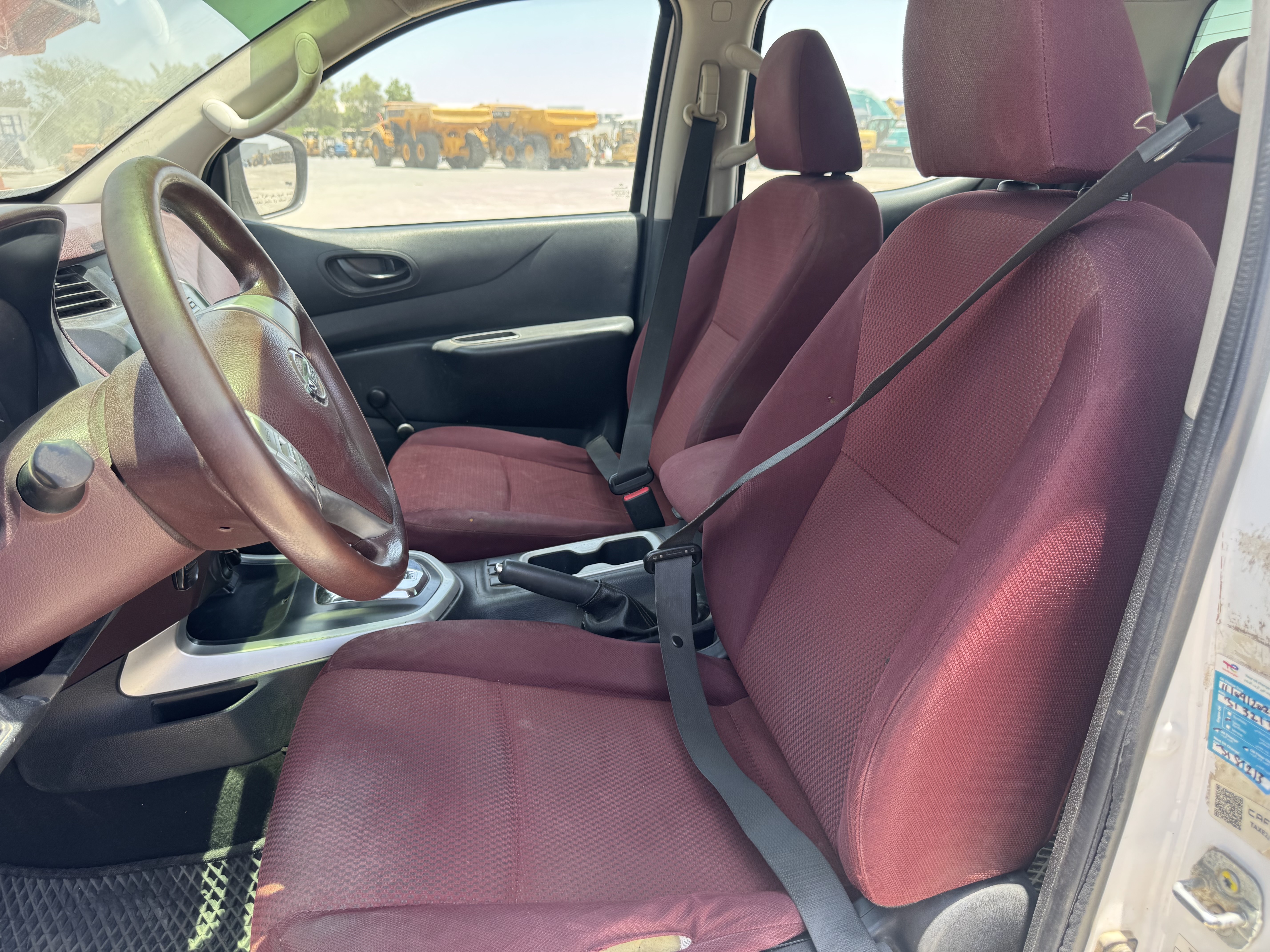 PUV-001-Nissan-Navara-4WD-Pickups-inspection-Interior-Seat-belts-1