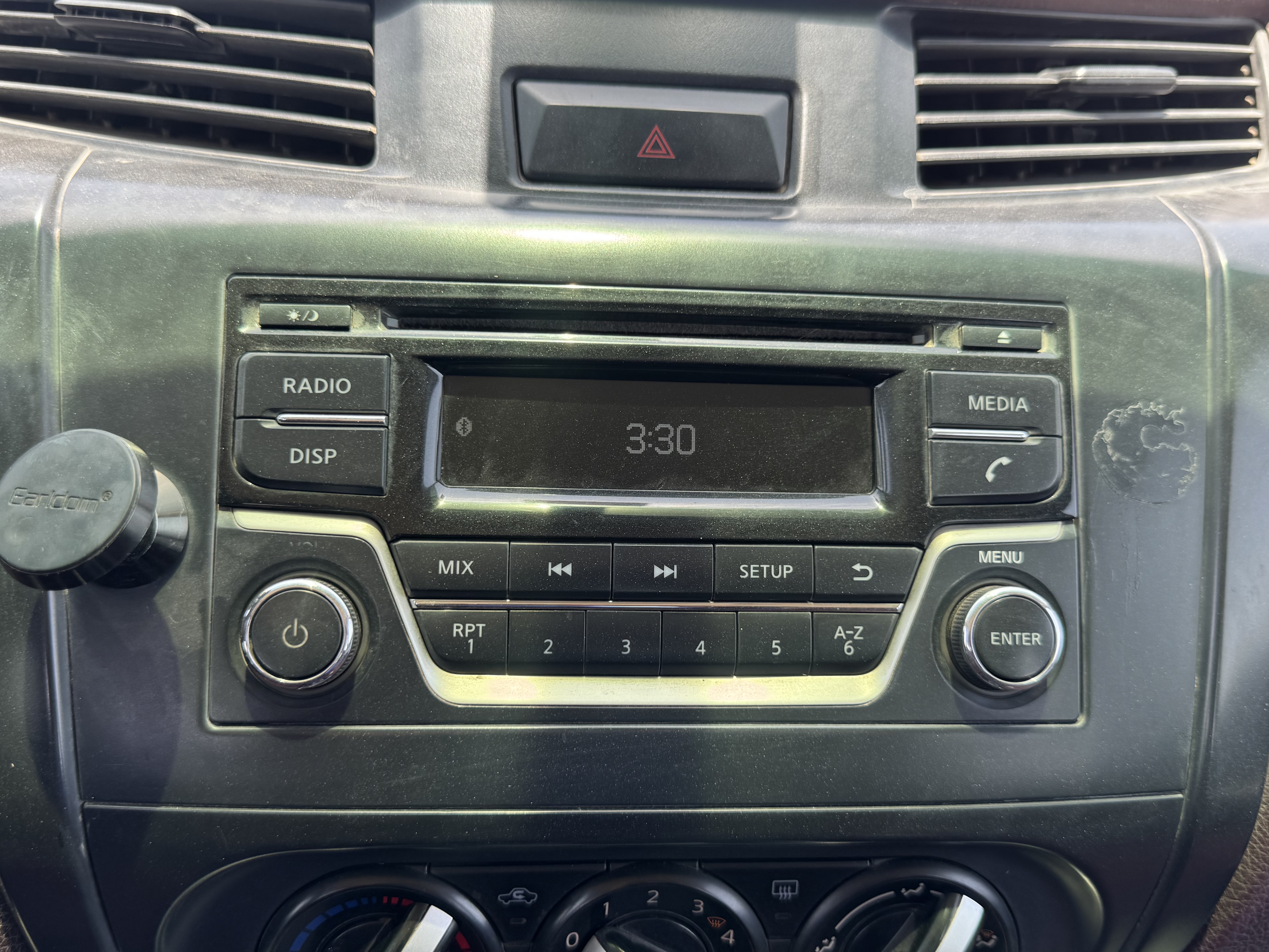 PUV-001-Nissan-Navara-4WD-Pickups-inspection-Electronics-Radio-/-Music-system-1