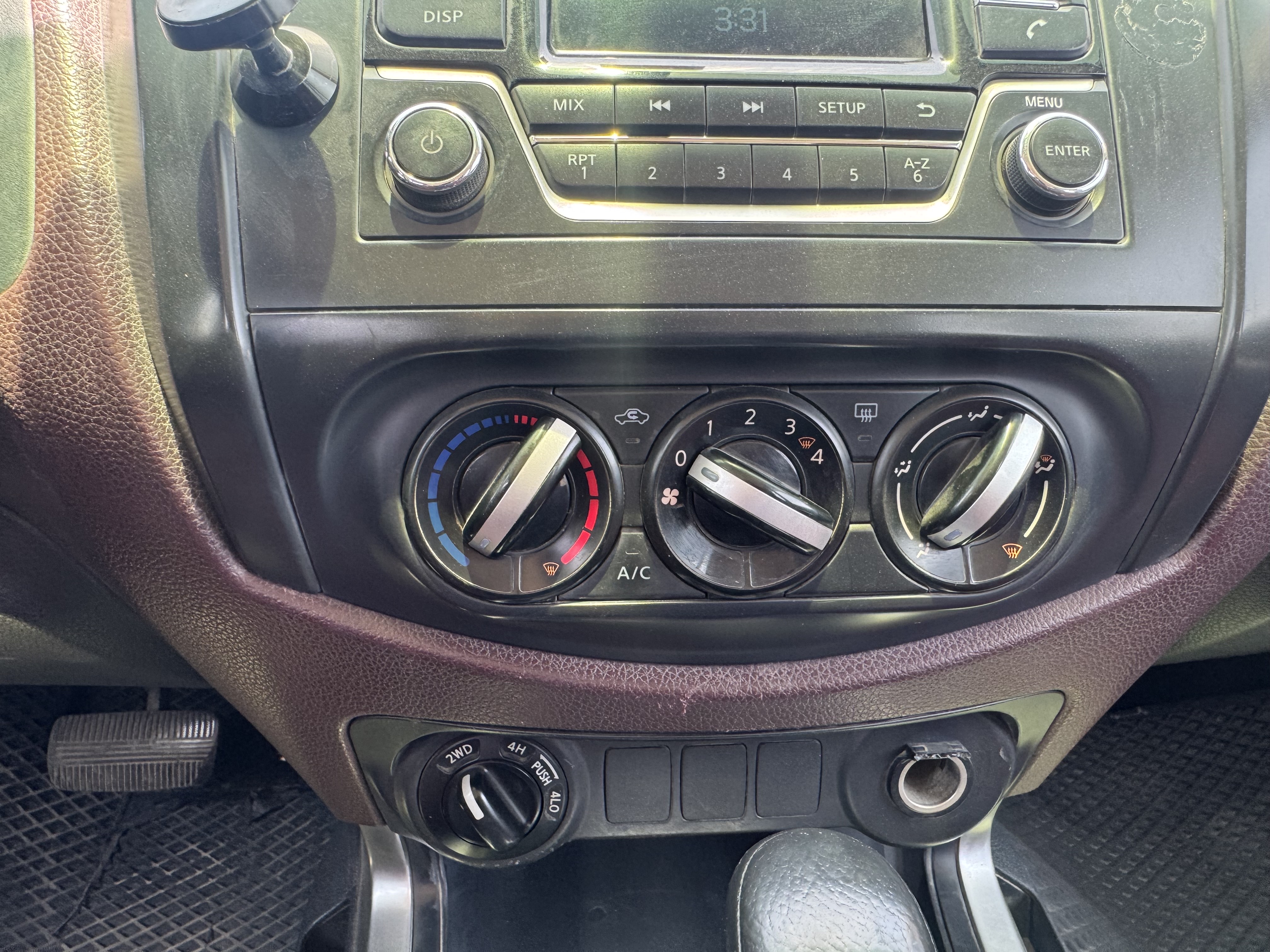 PUV-001-Nissan-Navara-4WD-Pickups-inspection-Electronics-Control-Switches-1
