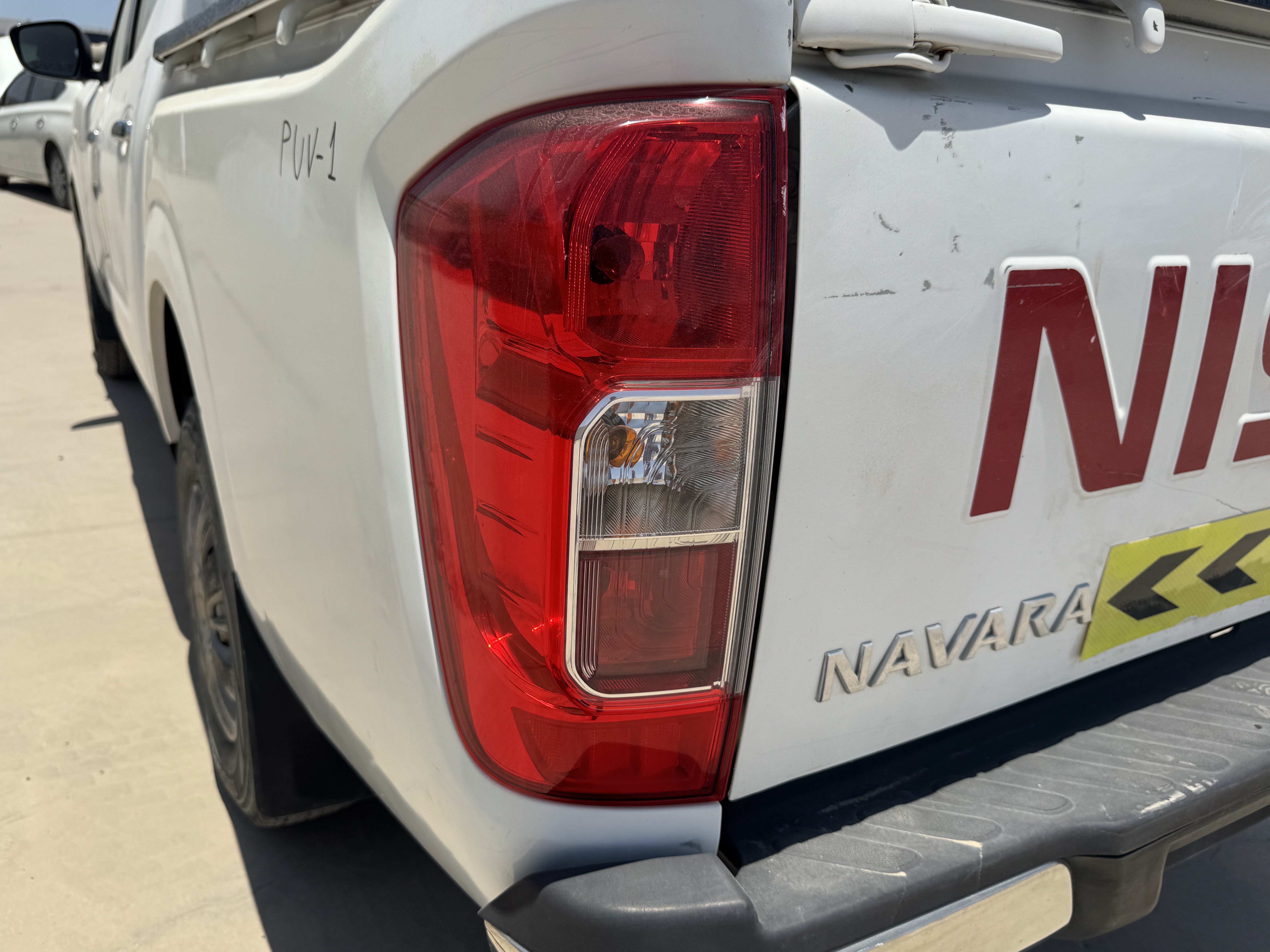 PUV-001-Nissan-Navara-4WD-Pickups-inspection-Electronics-Tail-lamp-1