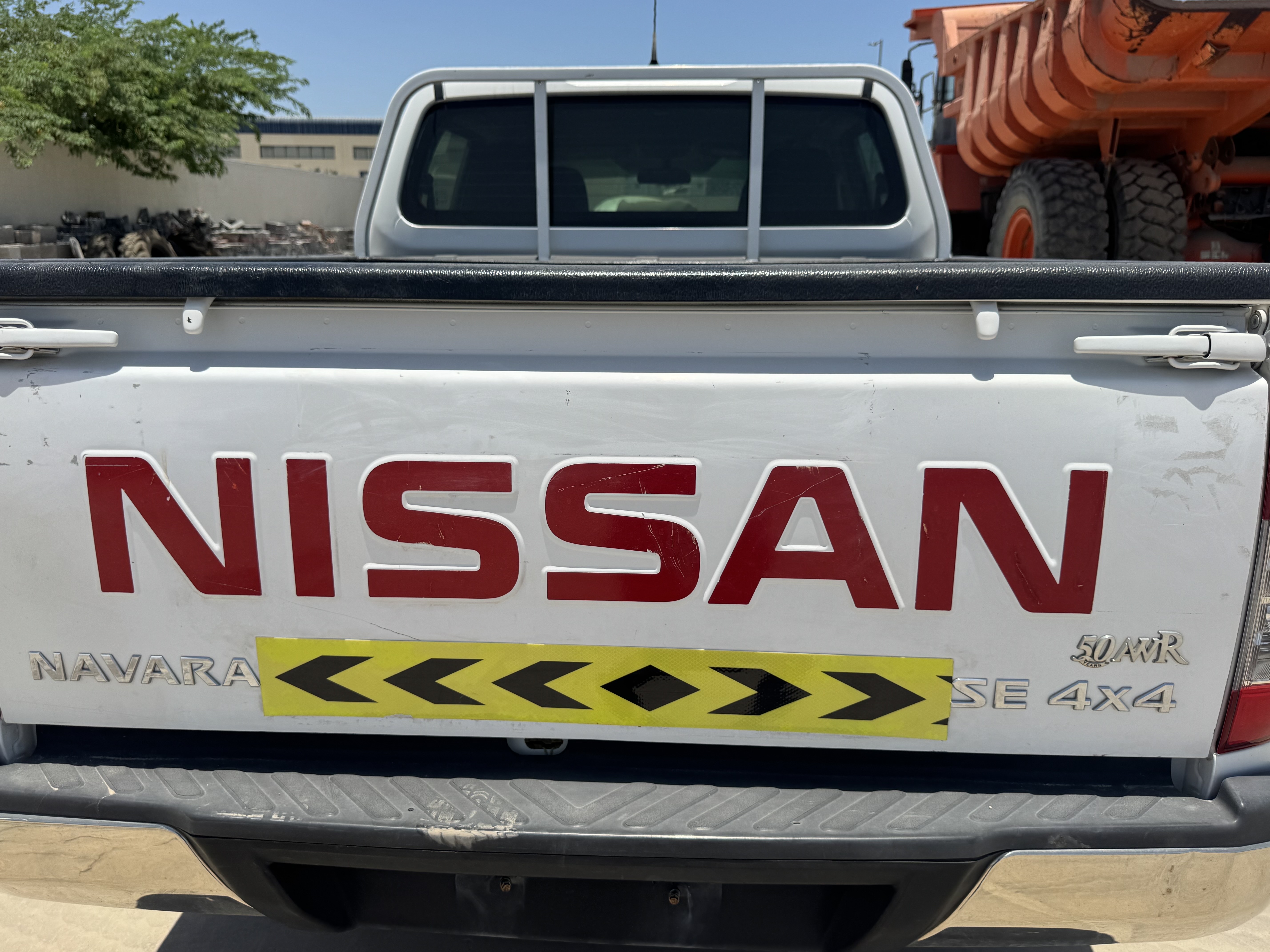 PUV-001-Nissan-Navara-4WD-Pickups-inspection-Exterior-Tailgate-1