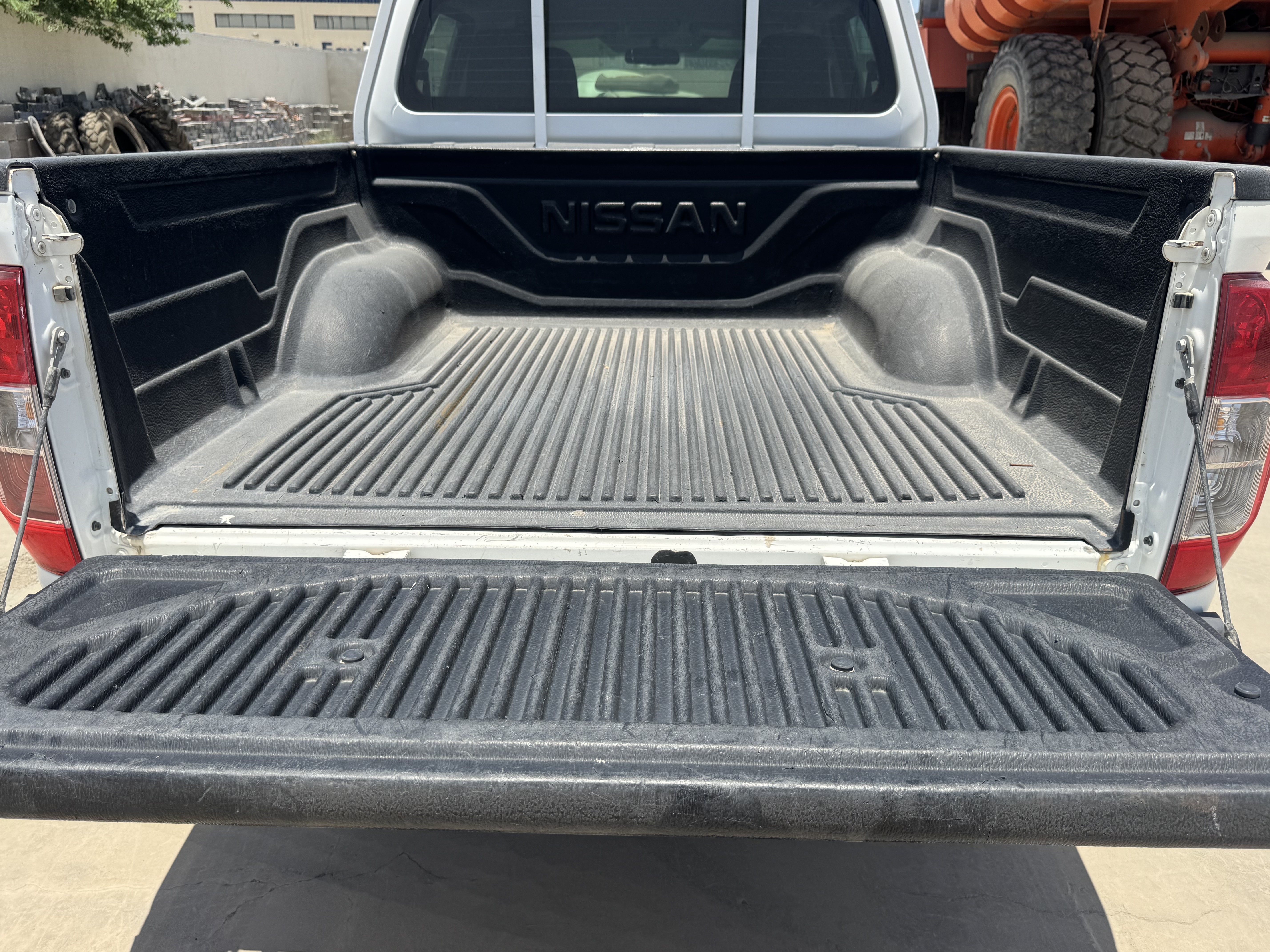 PUV-001-Nissan-Navara-4WD-Pickups-inspection-Exterior-Tailgate-1