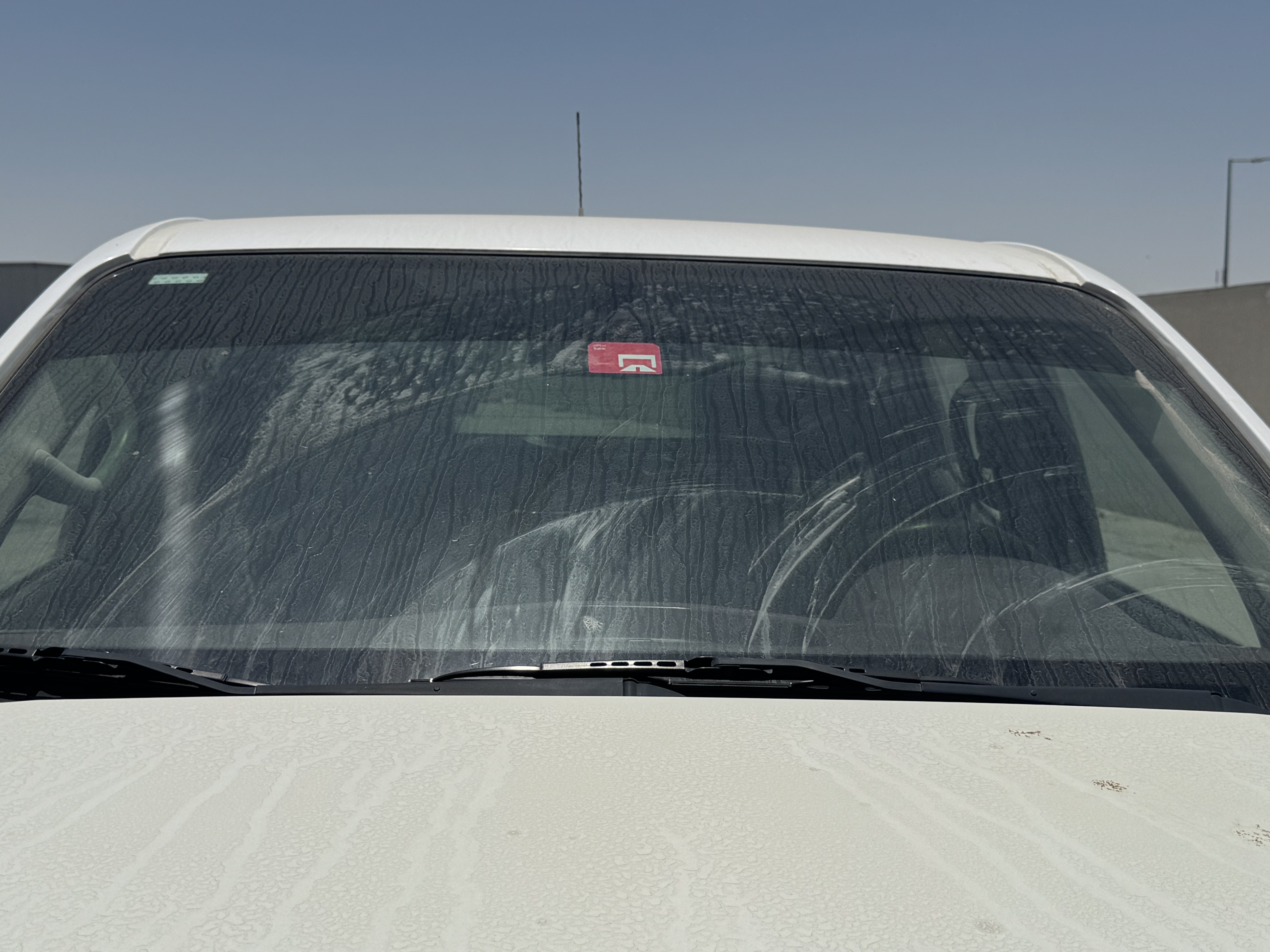 PUV-001-Nissan-Navara-4WD-Pickups-inspection-Exterior-Front-windshield-1