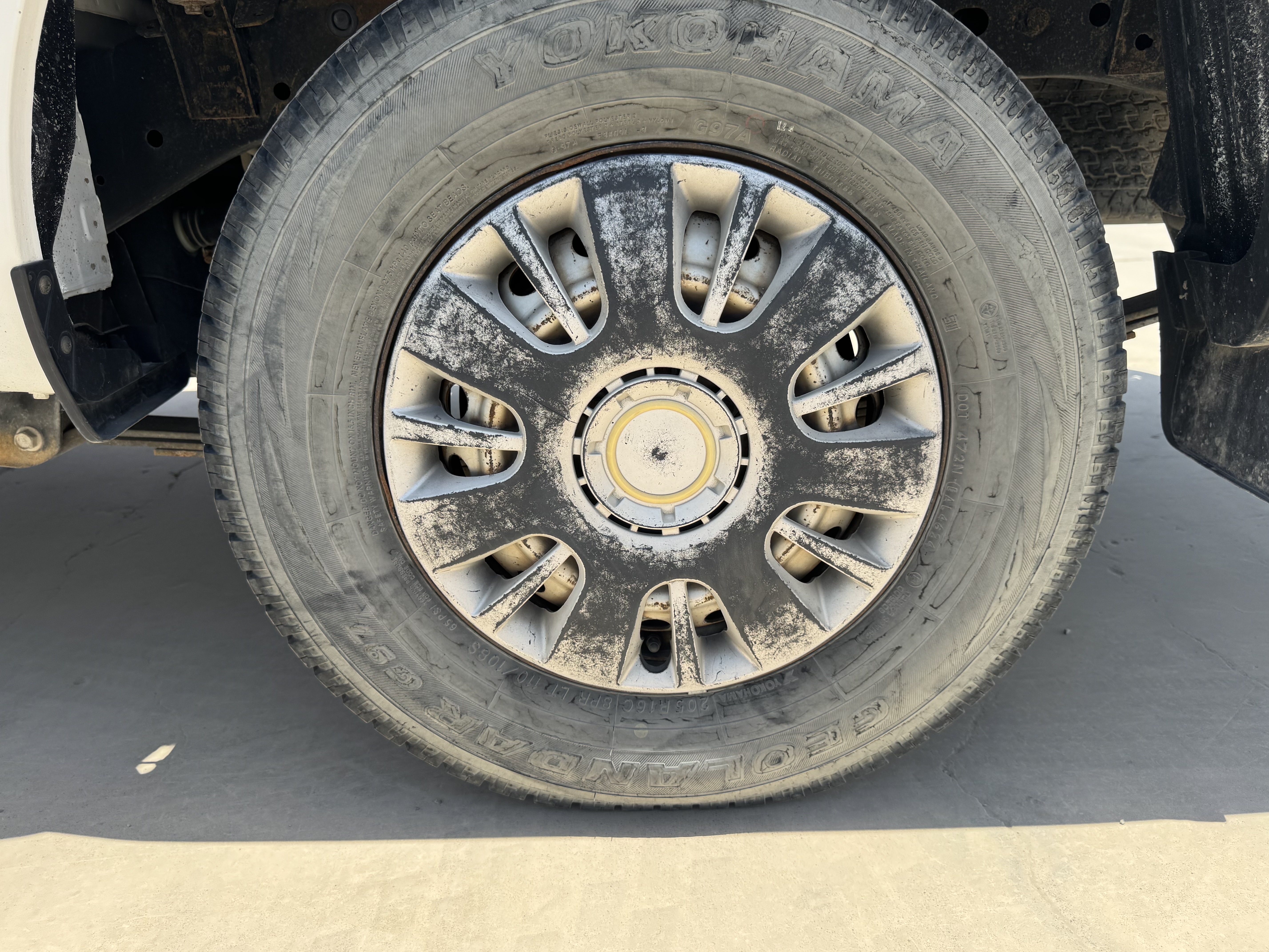 PUV-001-Nissan-Navara-4WD-Pickups-inspection-Chassis-Front-left-alloy-/-Rim-1