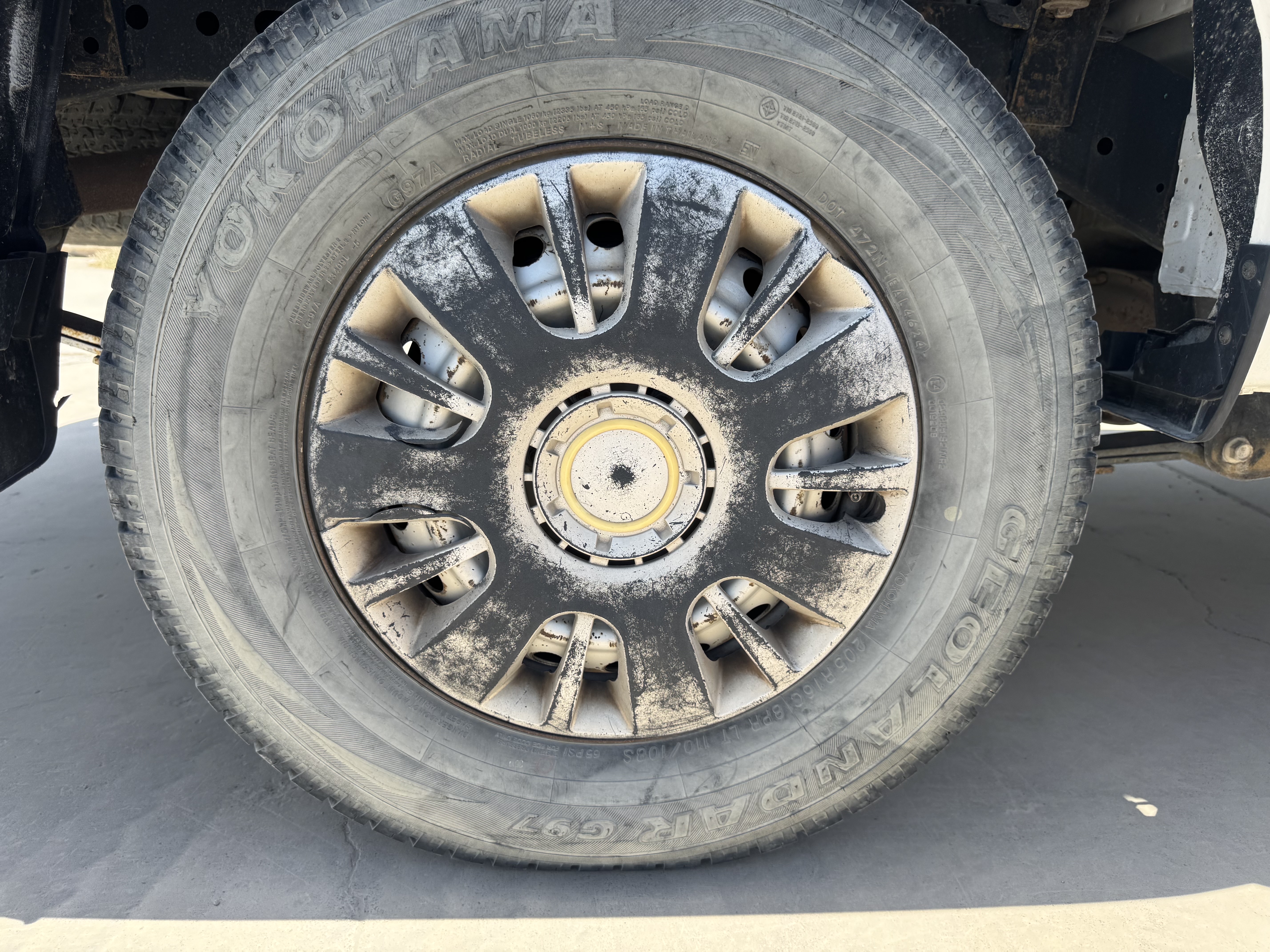 PUV-001-Nissan-Navara-4WD-Pickups-inspection-Chassis-Rear-left-alloy-/-Rim-1