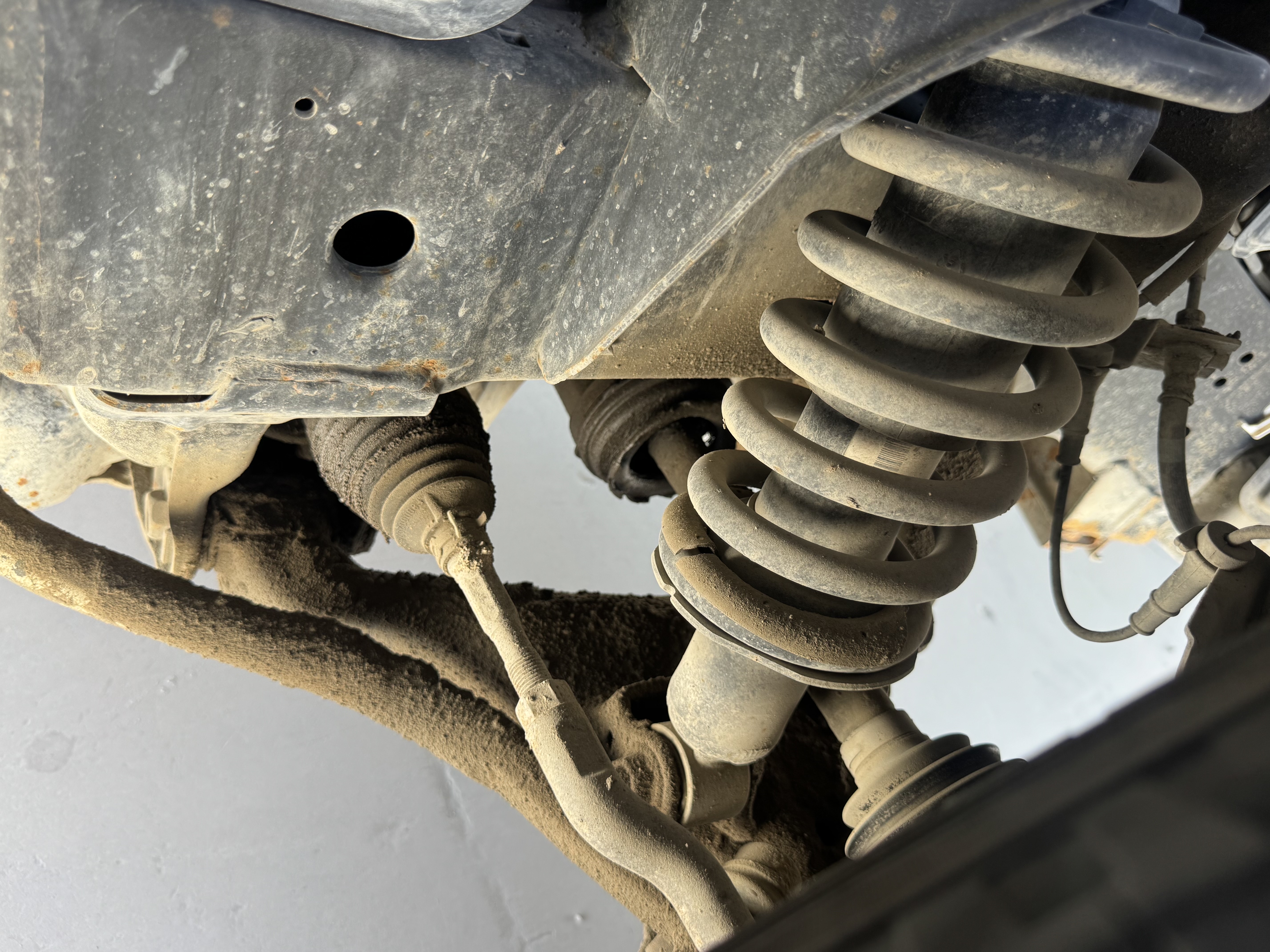 PUV-001-Nissan-Navara-4WD-Pickups-inspection-Chassis-Front-suspension-1