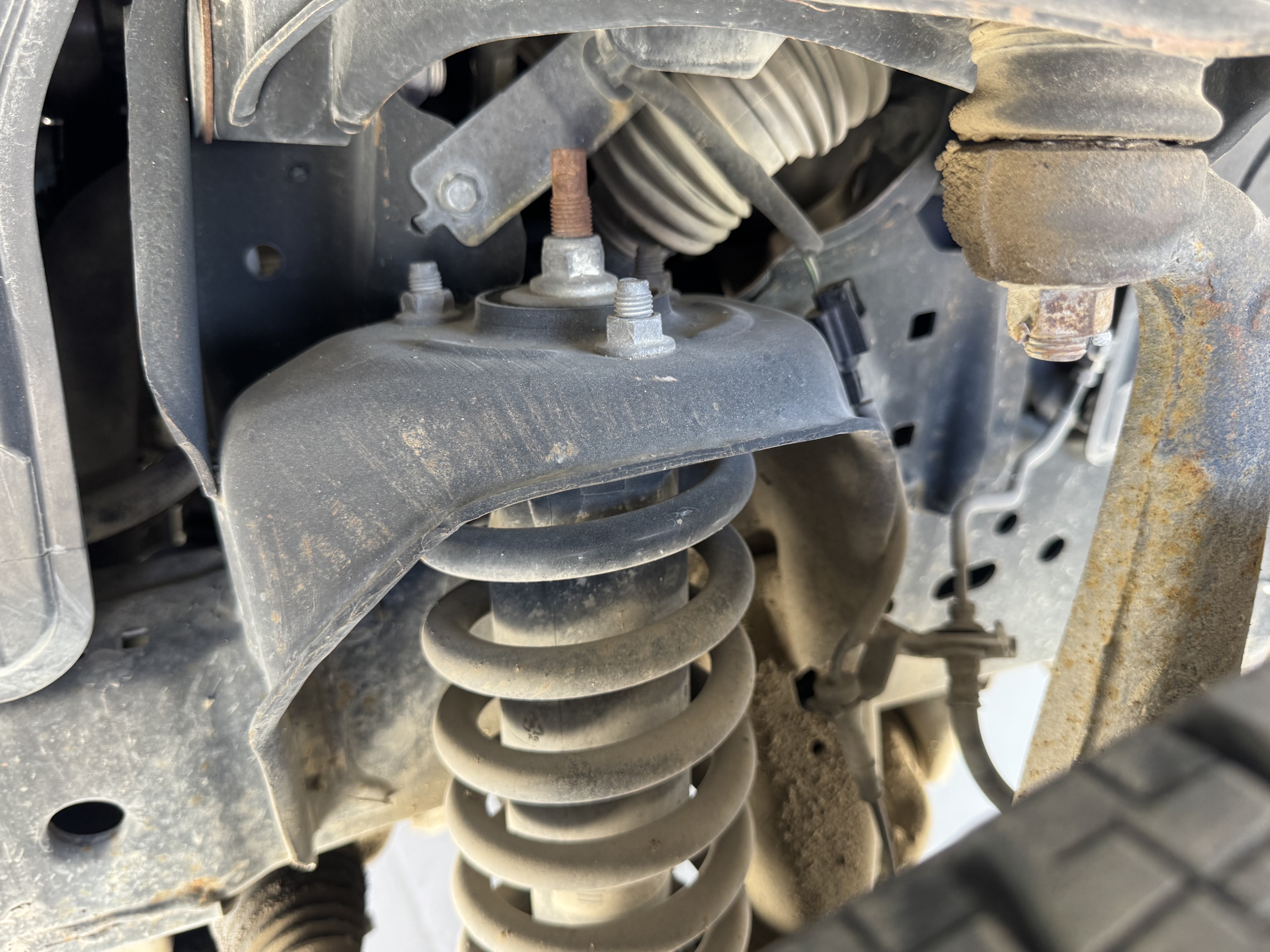 PUV-001-Nissan-Navara-4WD-Pickups-inspection-Chassis-Front-suspension-1