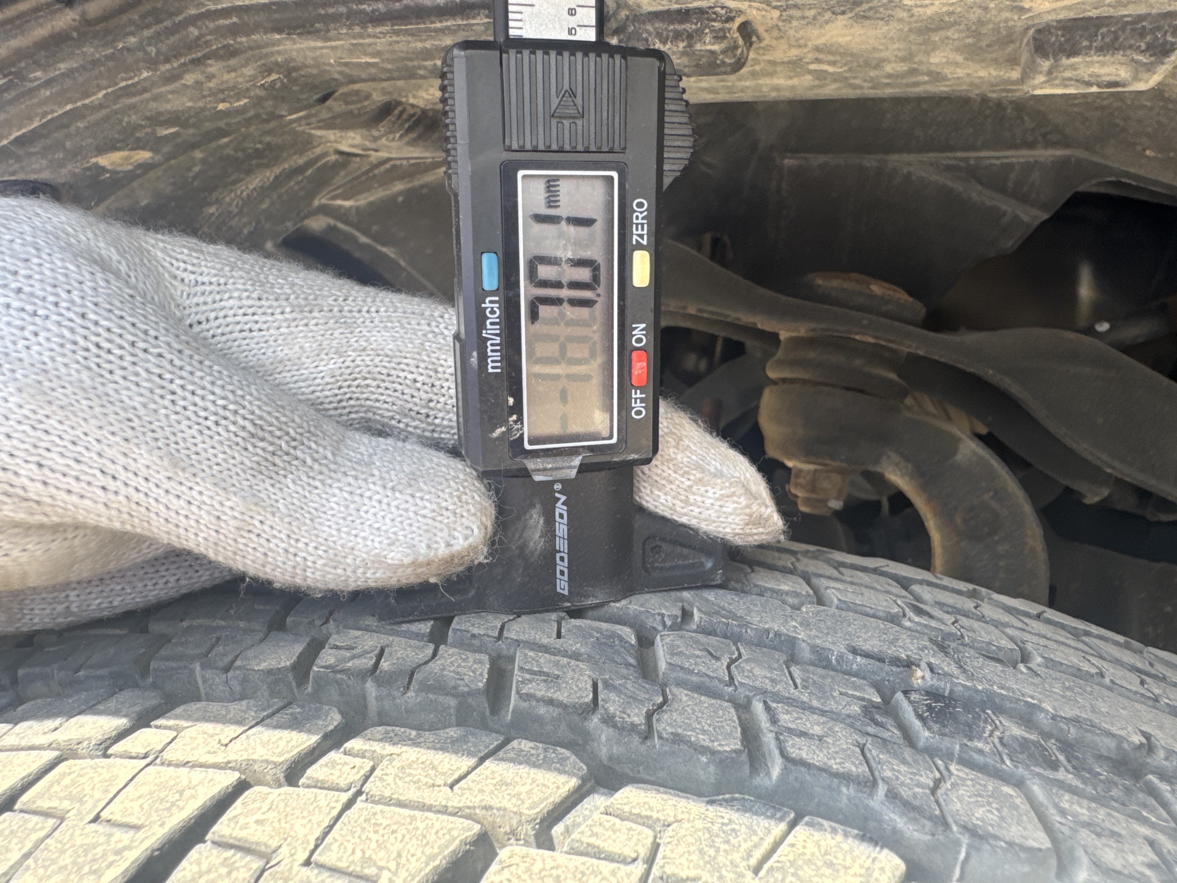 PUV-001-Nissan-Navara-4WD-Pickups-inspection-Chassis-Left-front-tire---tread-depth-1
