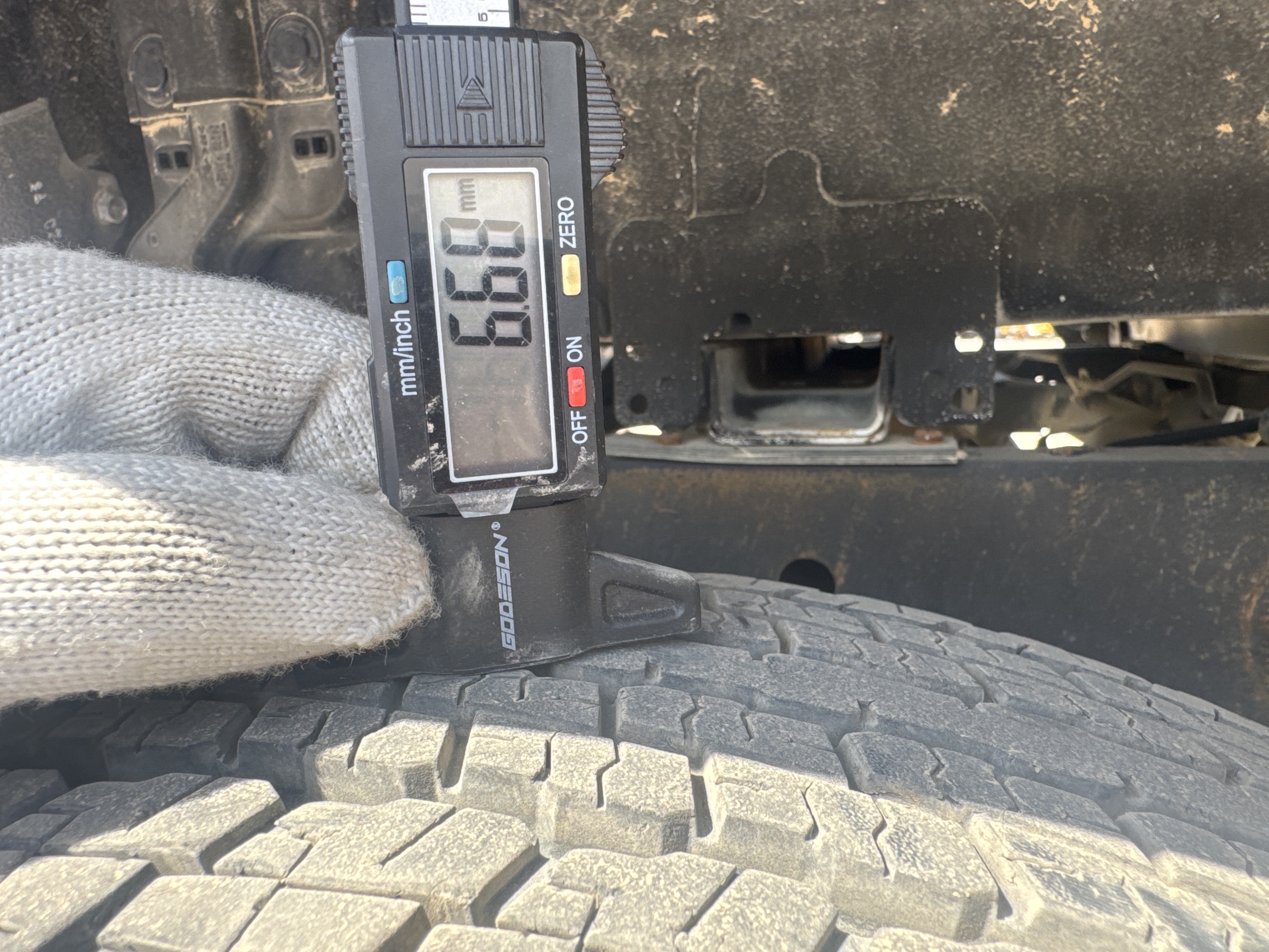 PUV-001-Nissan-Navara-4WD-Pickups-inspection-Chassis-Left-rear-tire---tread-depth-1