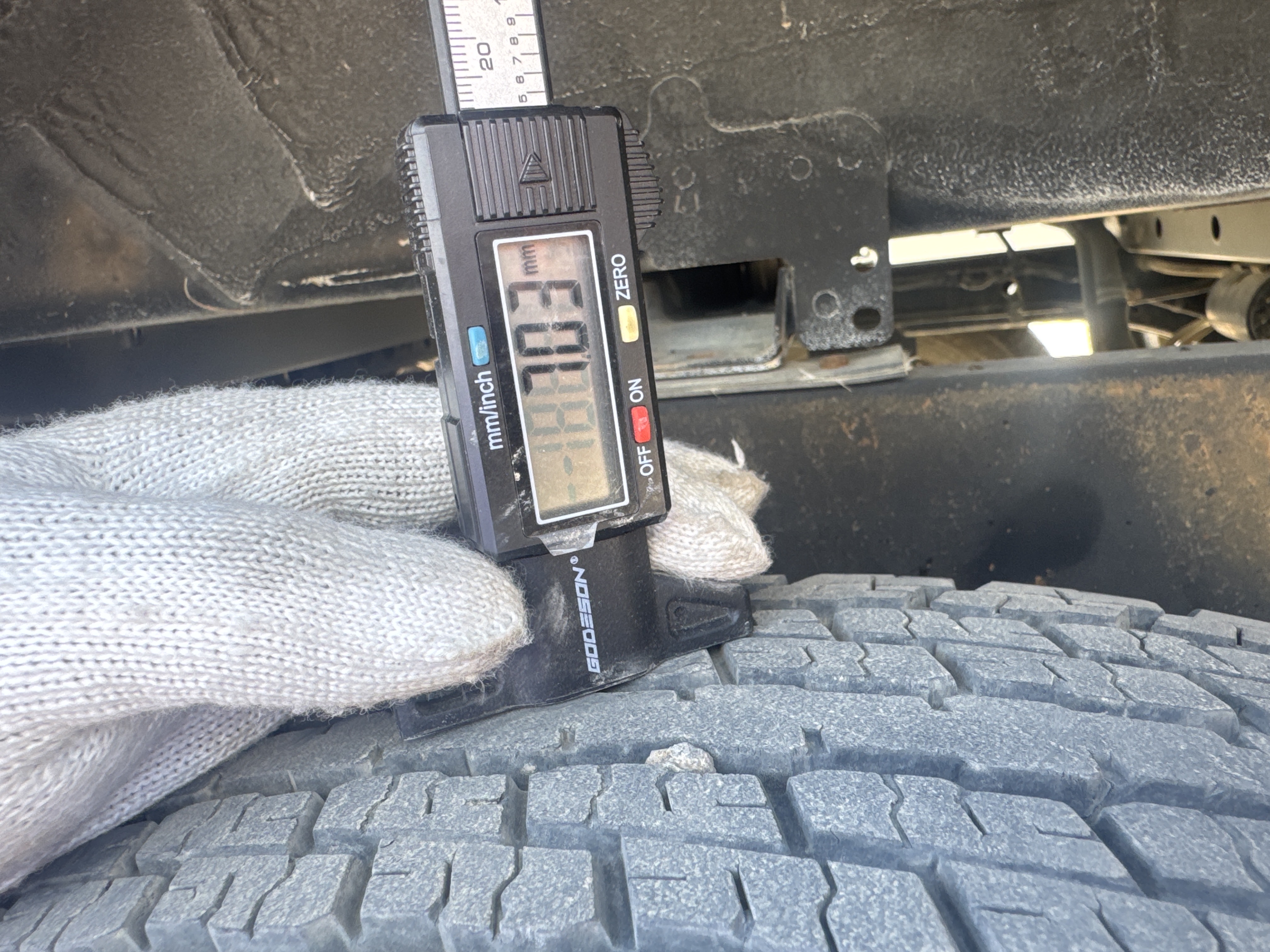 PUV-001-Nissan-Navara-4WD-Pickups-inspection-Chassis-Right-rear-tire---tread-depth-1