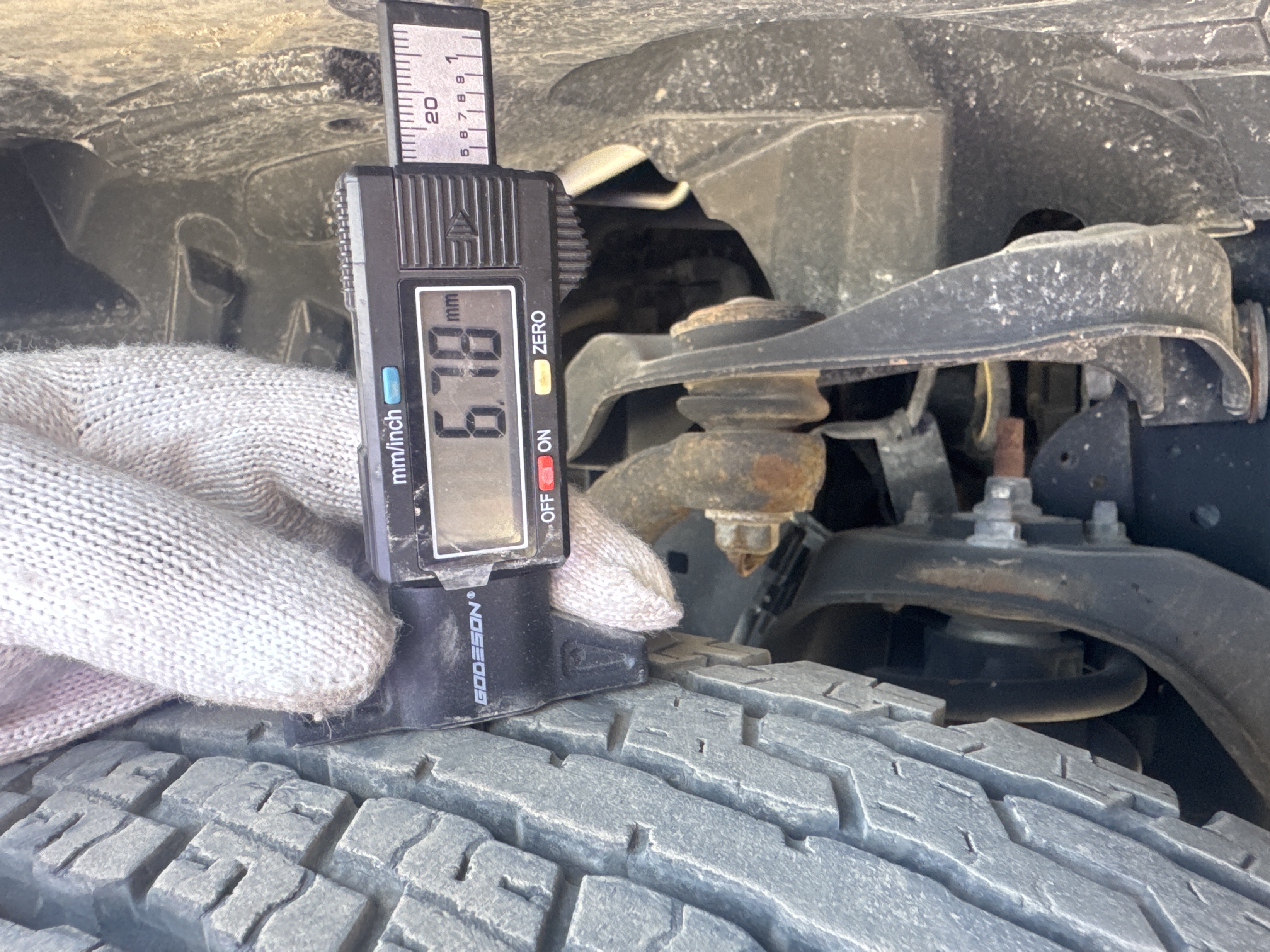 PUV-001-Nissan-Navara-4WD-Pickups-inspection-Chassis-Right-front-tire---tread-depth-1