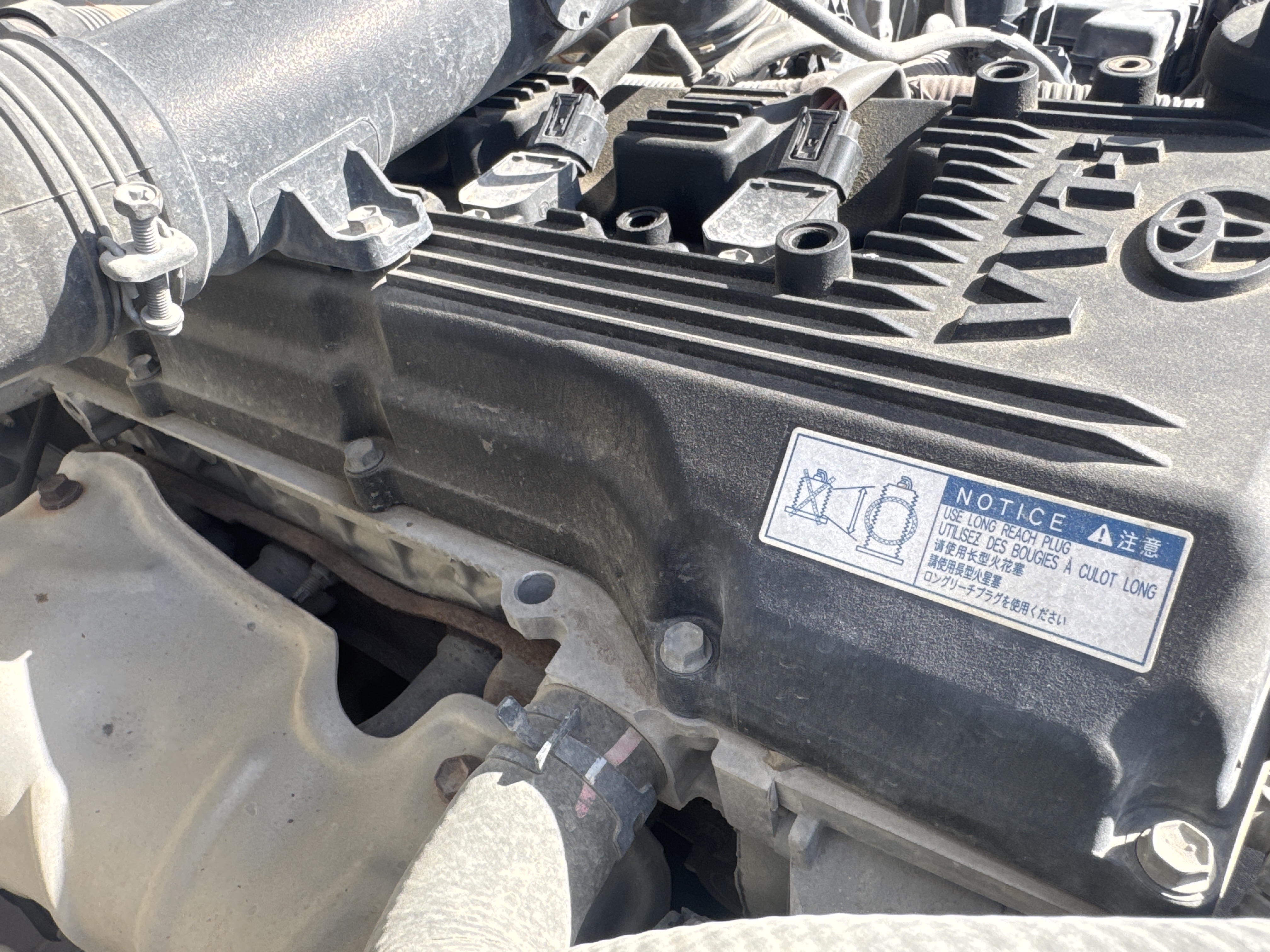 SUV-005-Toyota-Fortuner-SUVs-inspection-Engine-Engine-oil-leaks-1