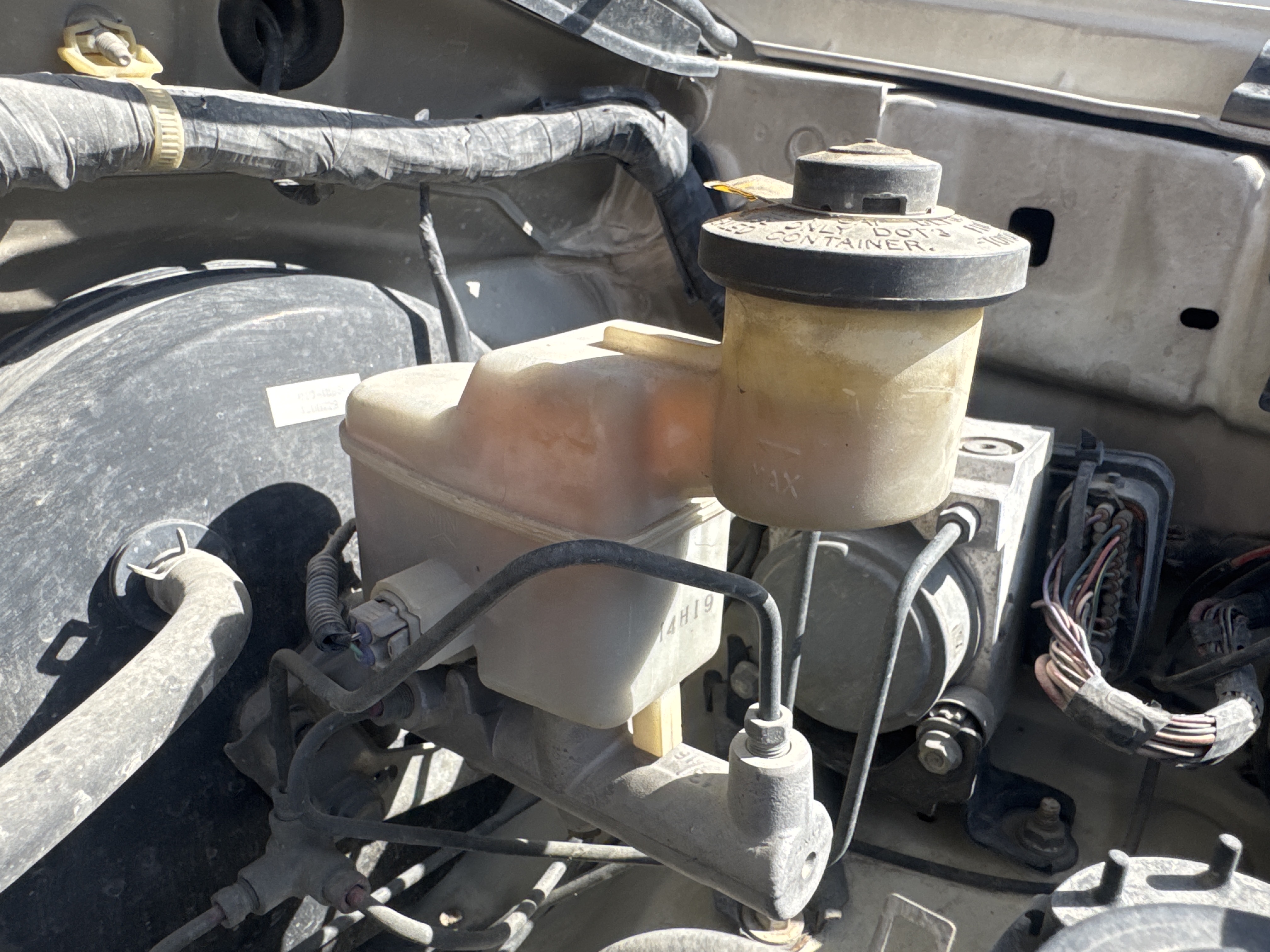 SUV-005-Toyota-Fortuner-SUVs-inspection-Engine-Brake-fuid-1
