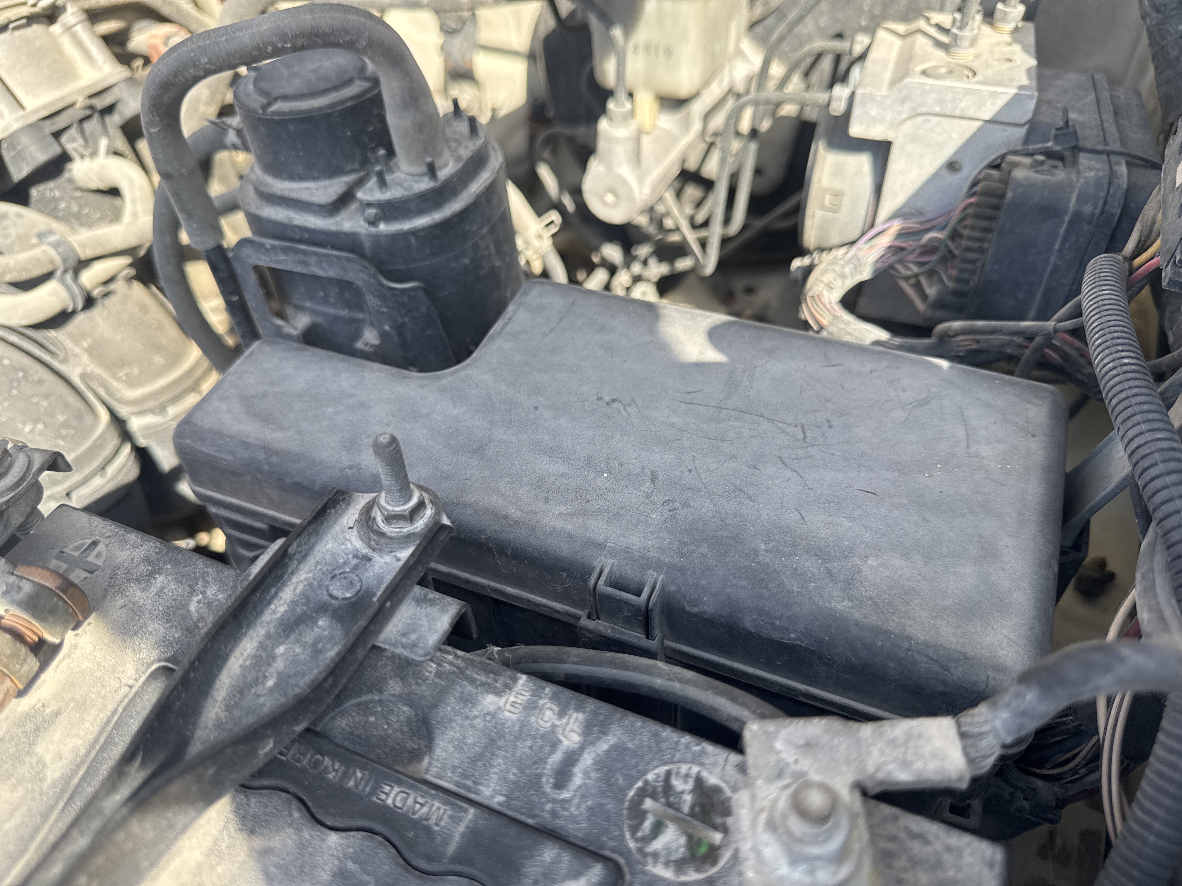 SUV-005-Toyota-Fortuner-SUVs-inspection-Engine-Fuse-box-1
