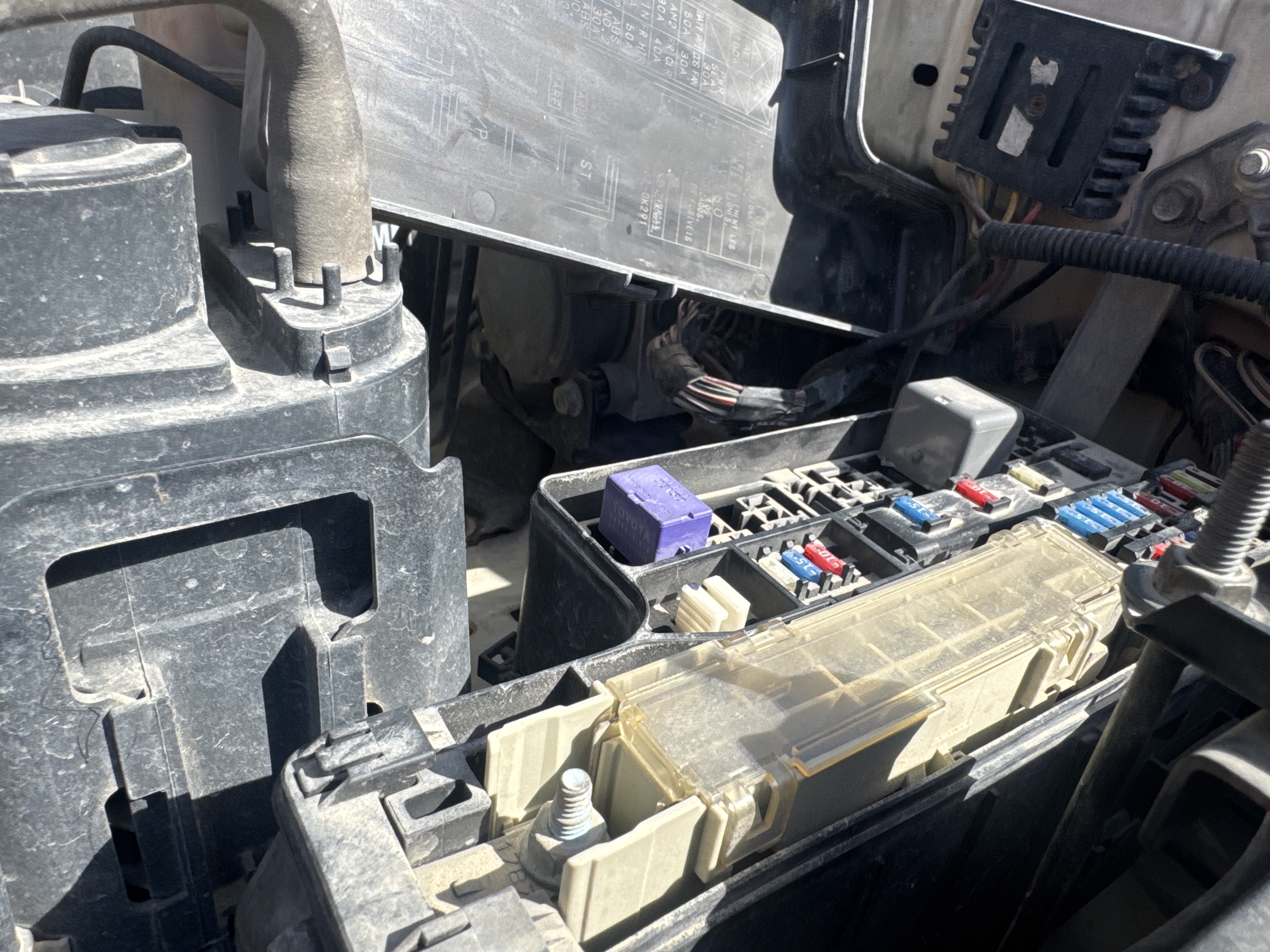 SUV-005-Toyota-Fortuner-SUVs-inspection-Engine-Fuse-box-1