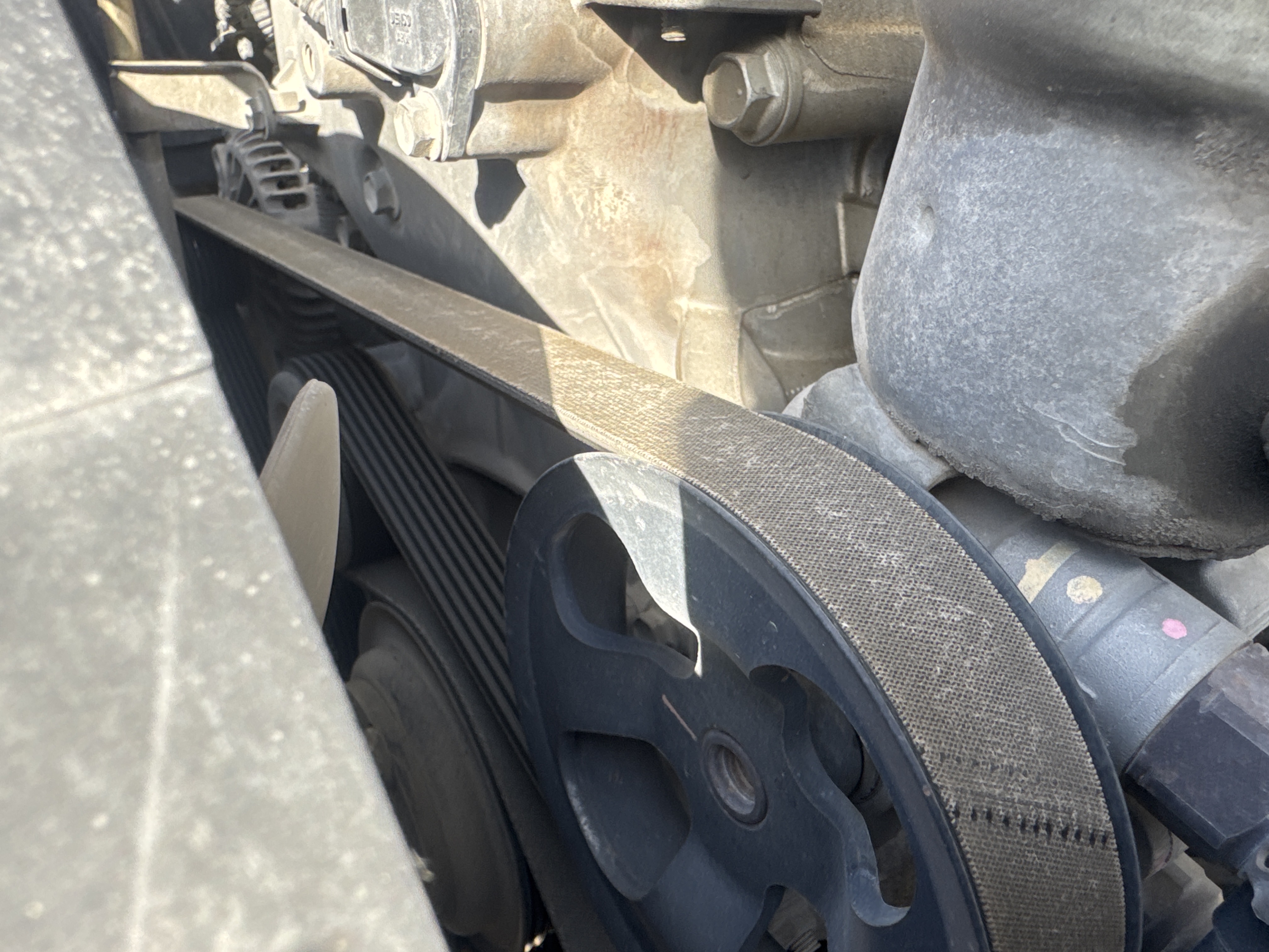 SUV-005-Toyota-Fortuner-SUVs-inspection-Engine-Engine-belt-1