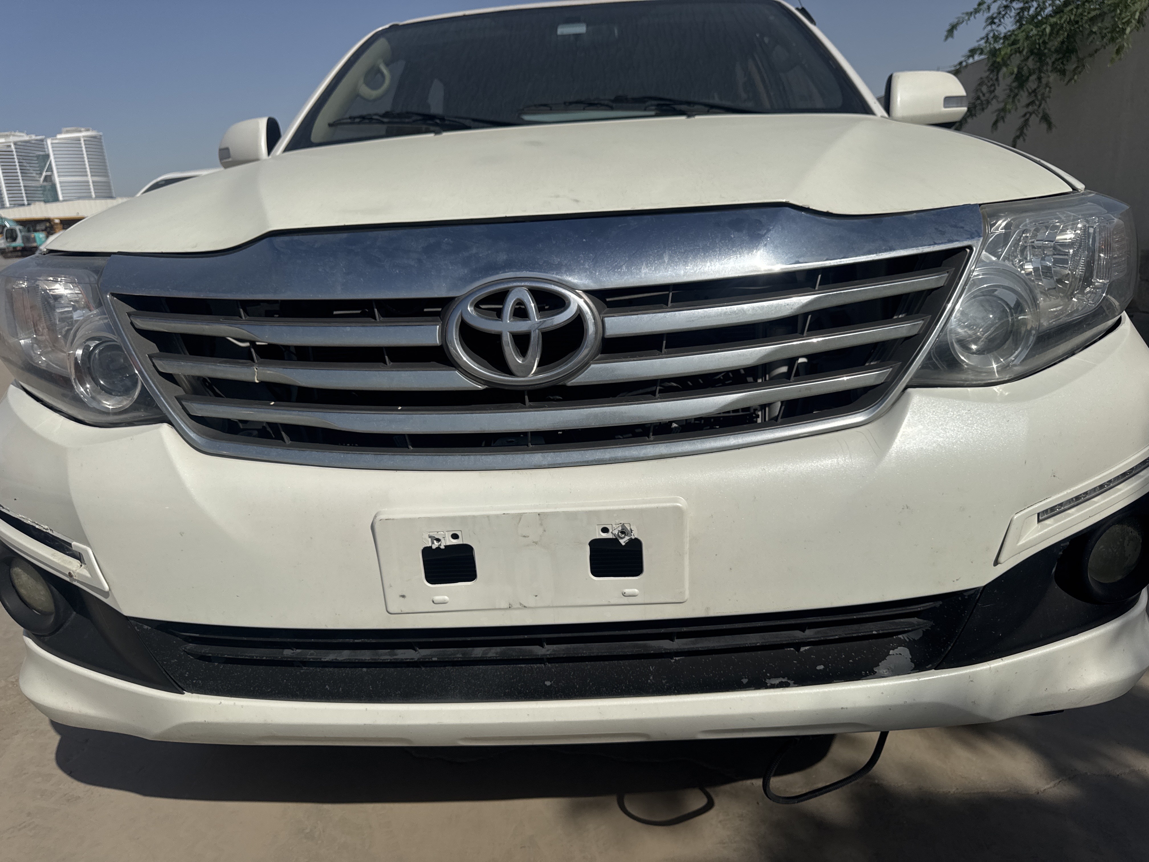SUV-005-Toyota-Fortuner-SUVs-inspection-Exterior-Front-grille-and-bumper-1
