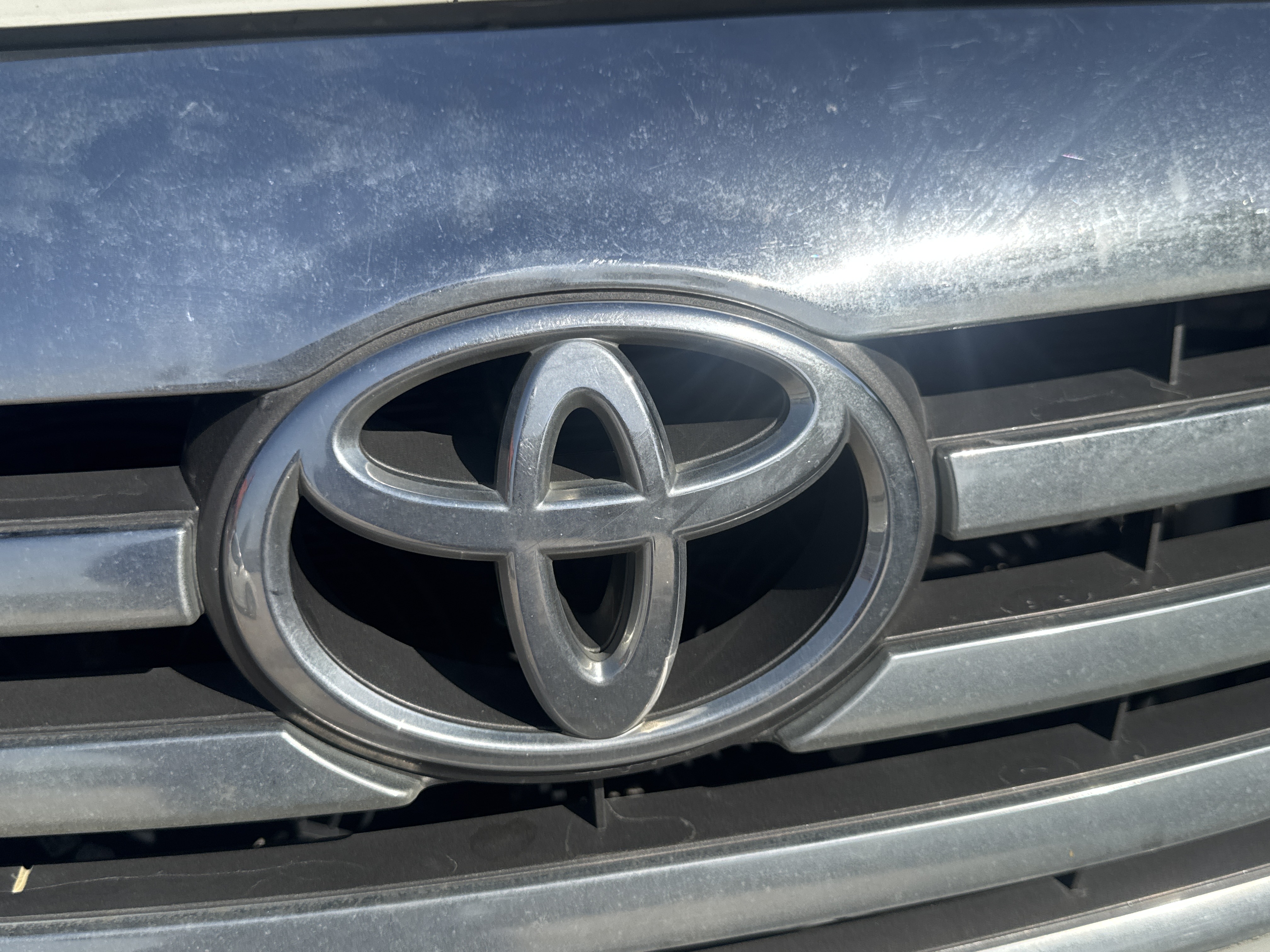 SUV-005-Toyota-Fortuner-SUVs-inspection-Exterior-Front-logo-1